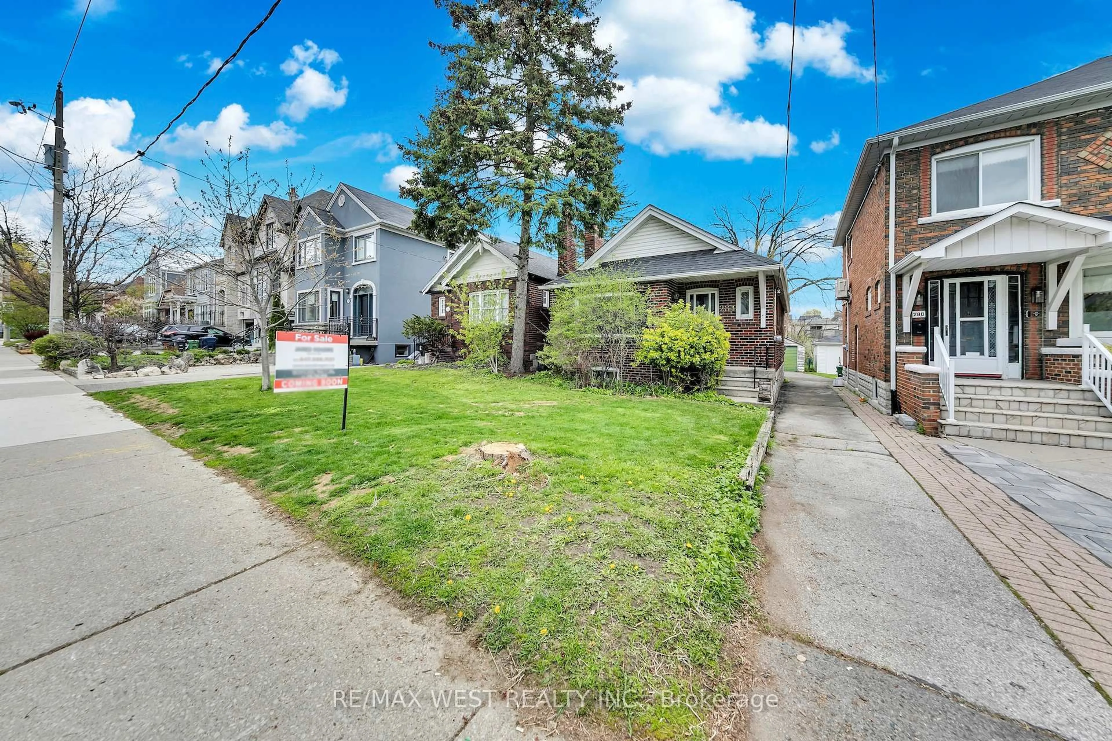 A pic from outside/outdoor area/front of a property/back of a property/a pic from drone, street for 284 Fairlawn Ave, Toronto Ontario M5M 1T1