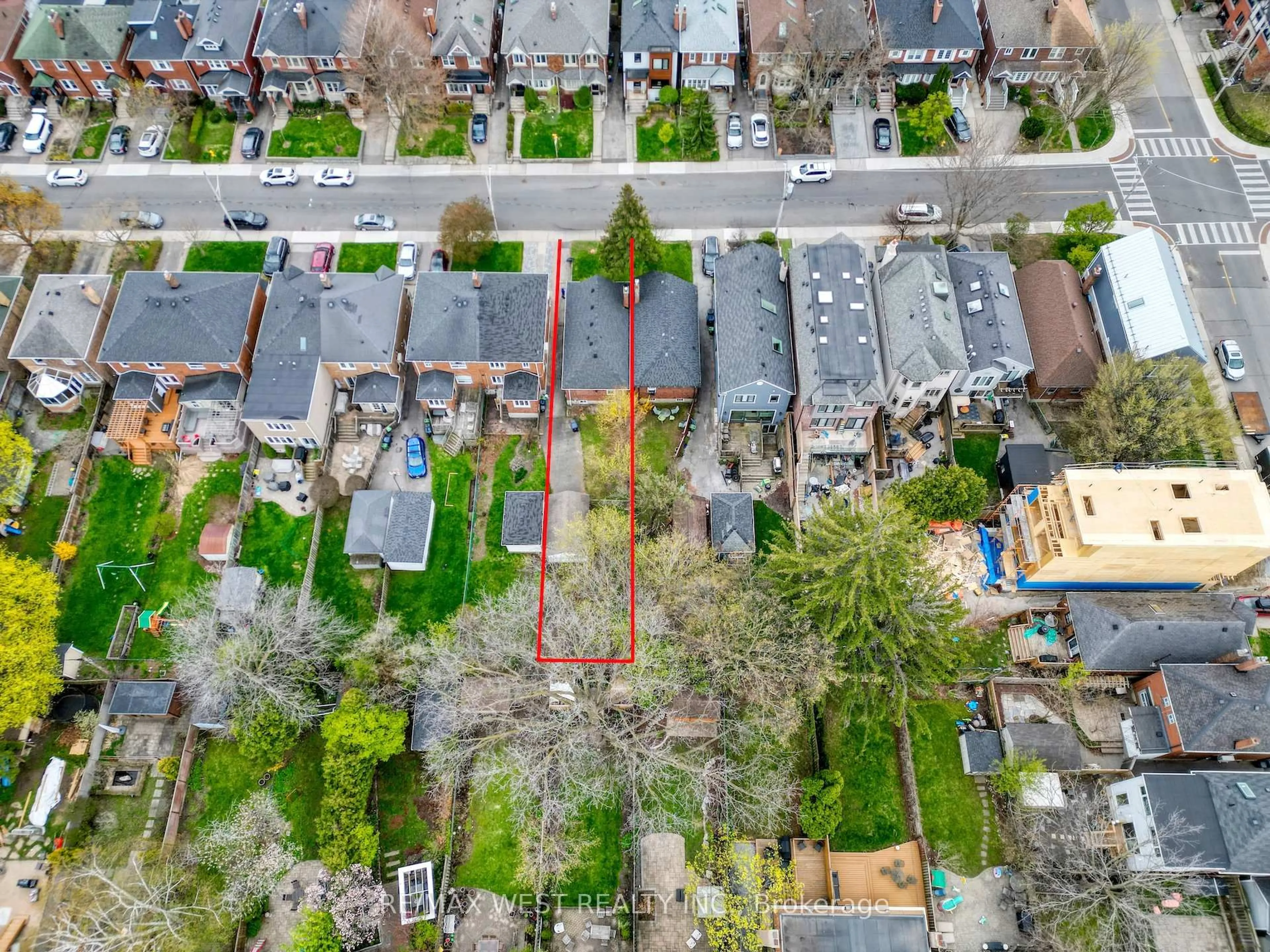 A pic from outside/outdoor area/front of a property/back of a property/a pic from drone, street for 284 Fairlawn Ave, Toronto Ontario M5M 1T1