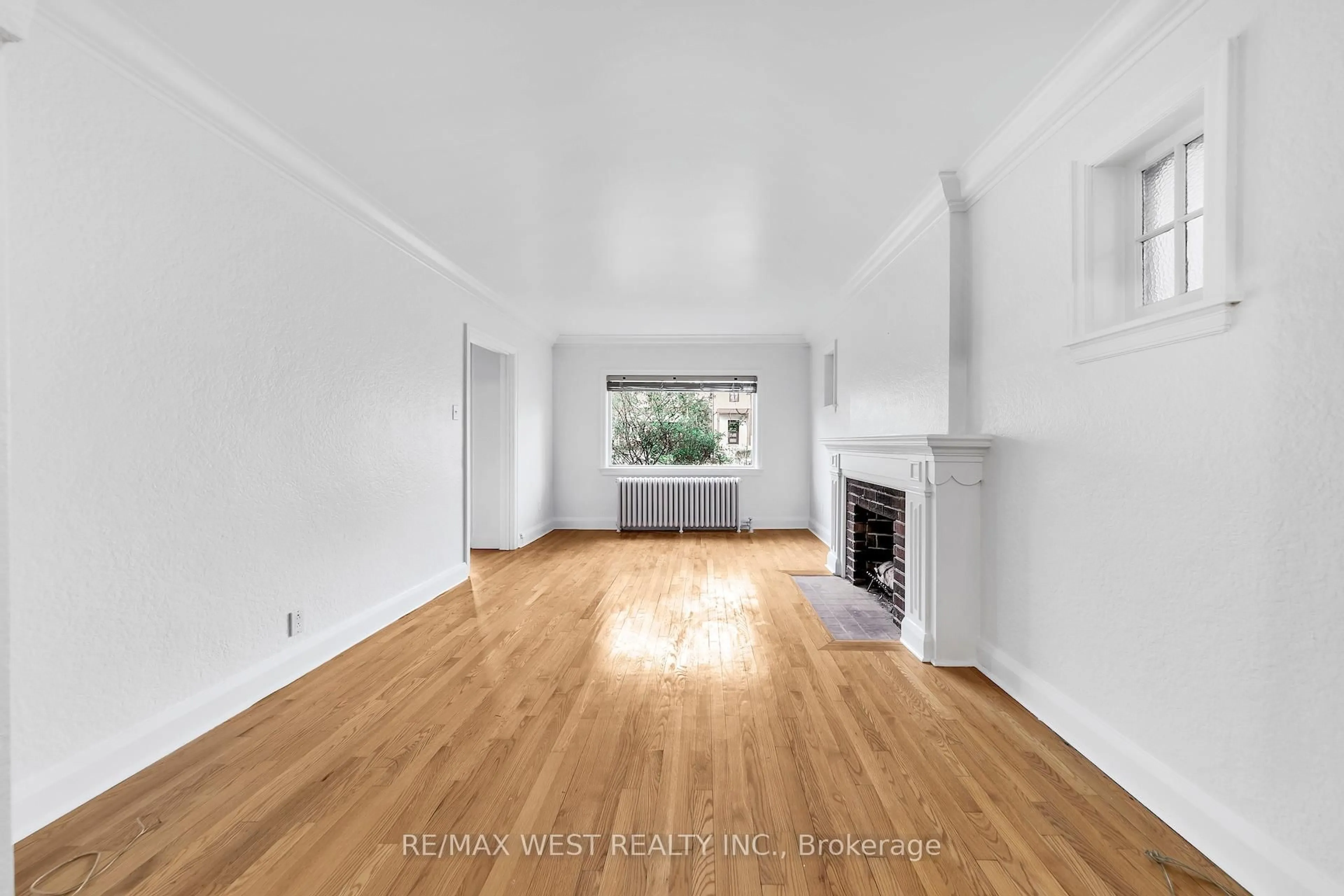 A pic of a room for 284 Fairlawn Ave, Toronto Ontario M5M 1T1