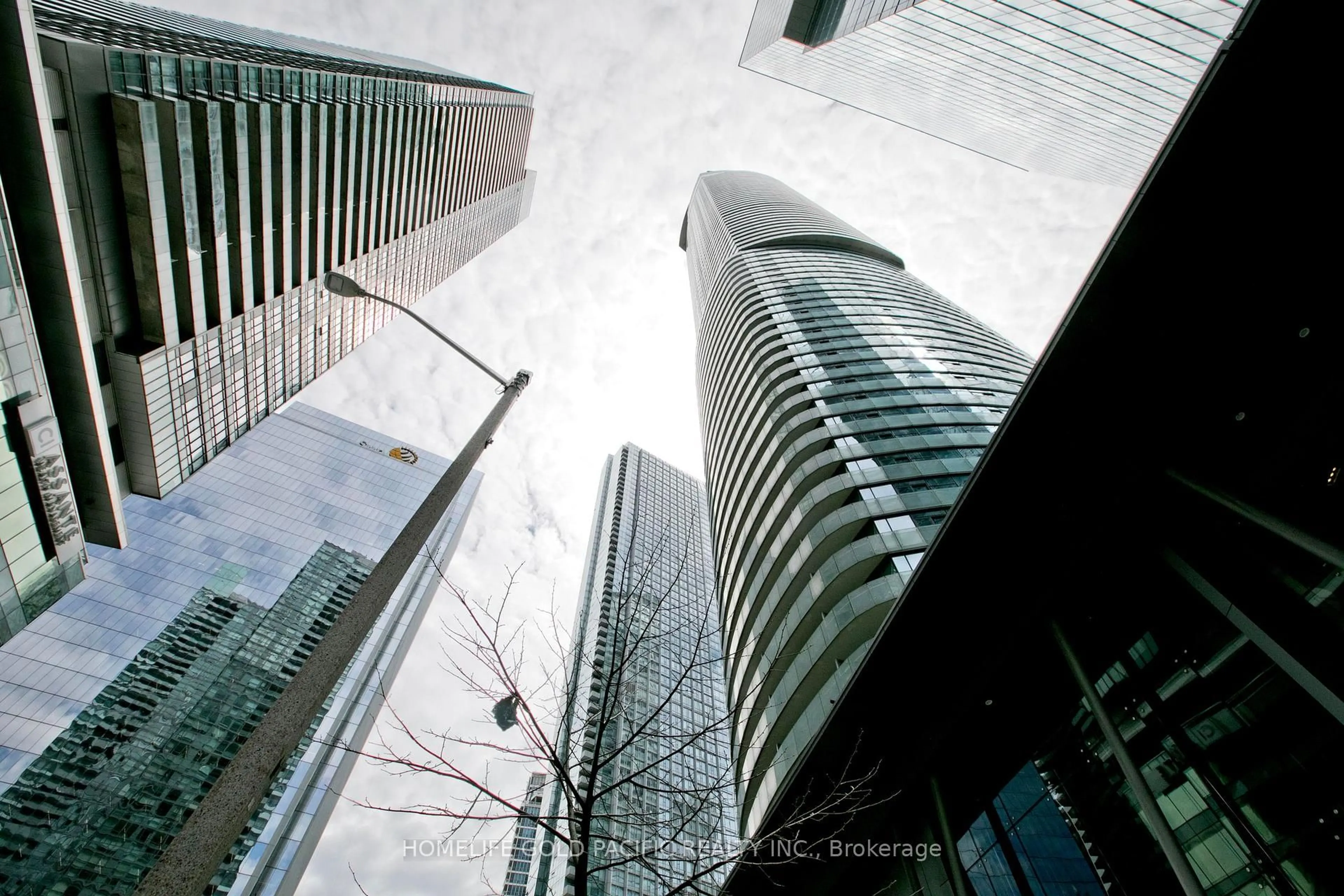 Blurry image for 14 York St #802, Toronto Ontario M5J 0B1
