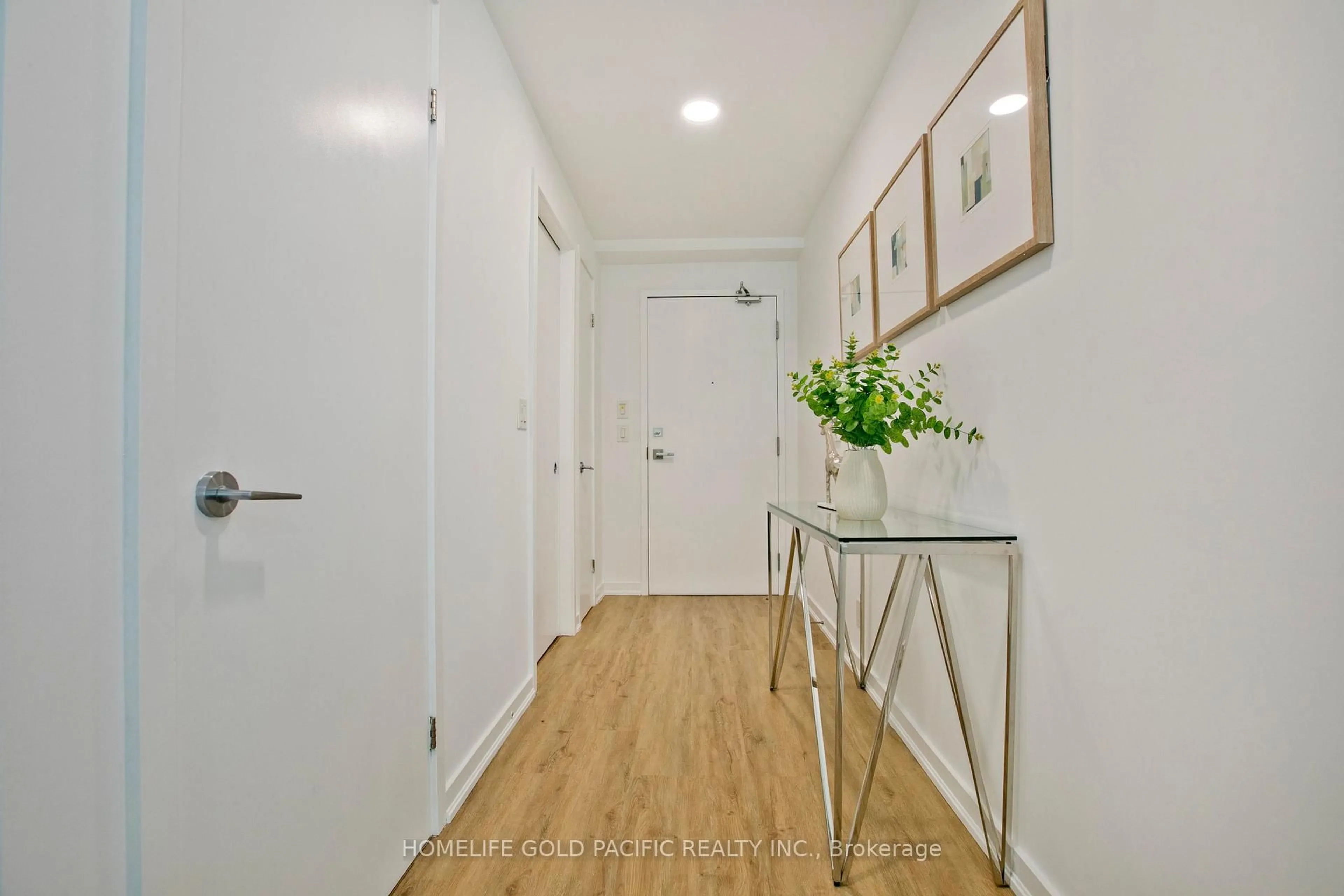 Indoor entryway for 14 York St #802, Toronto Ontario M5J 0B1