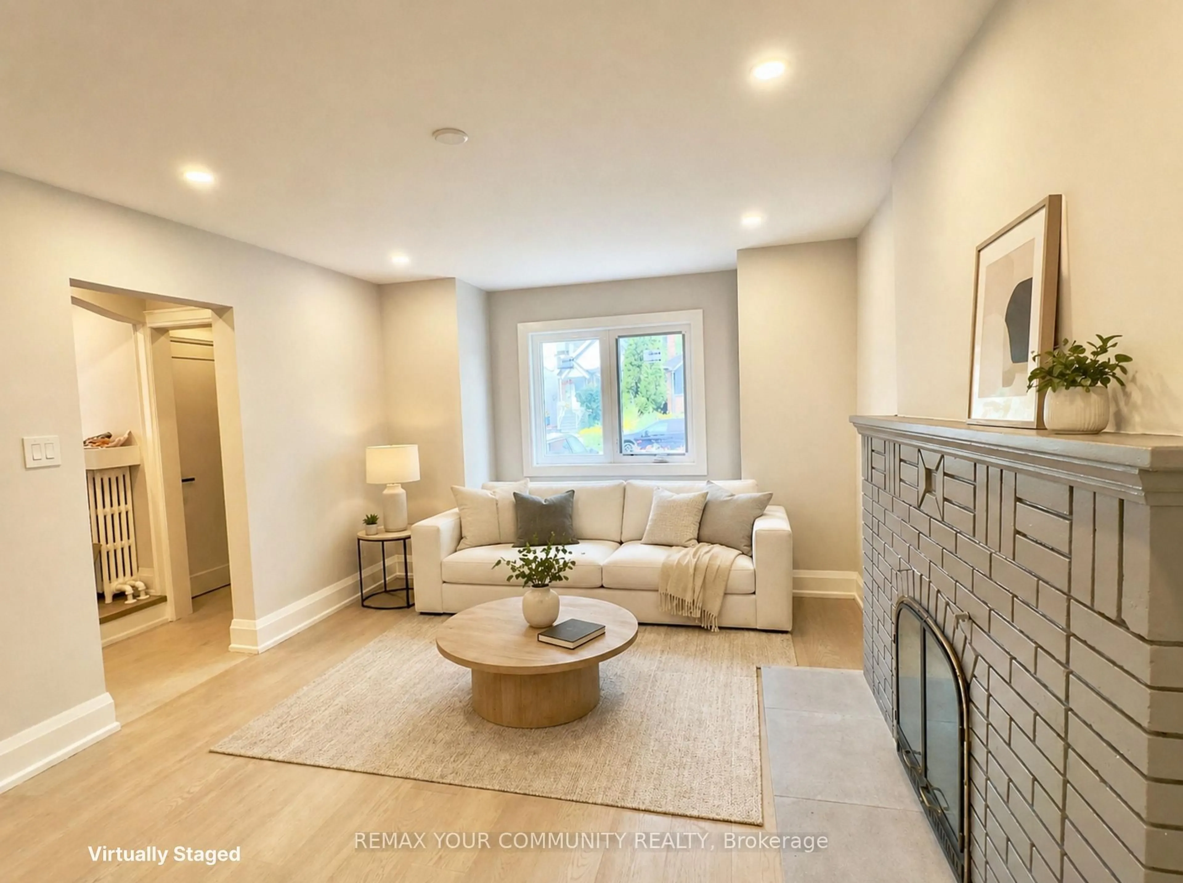 Living room with furniture, unknown for 351 Fairlawn Ave, Toronto Ontario M5M 1T5