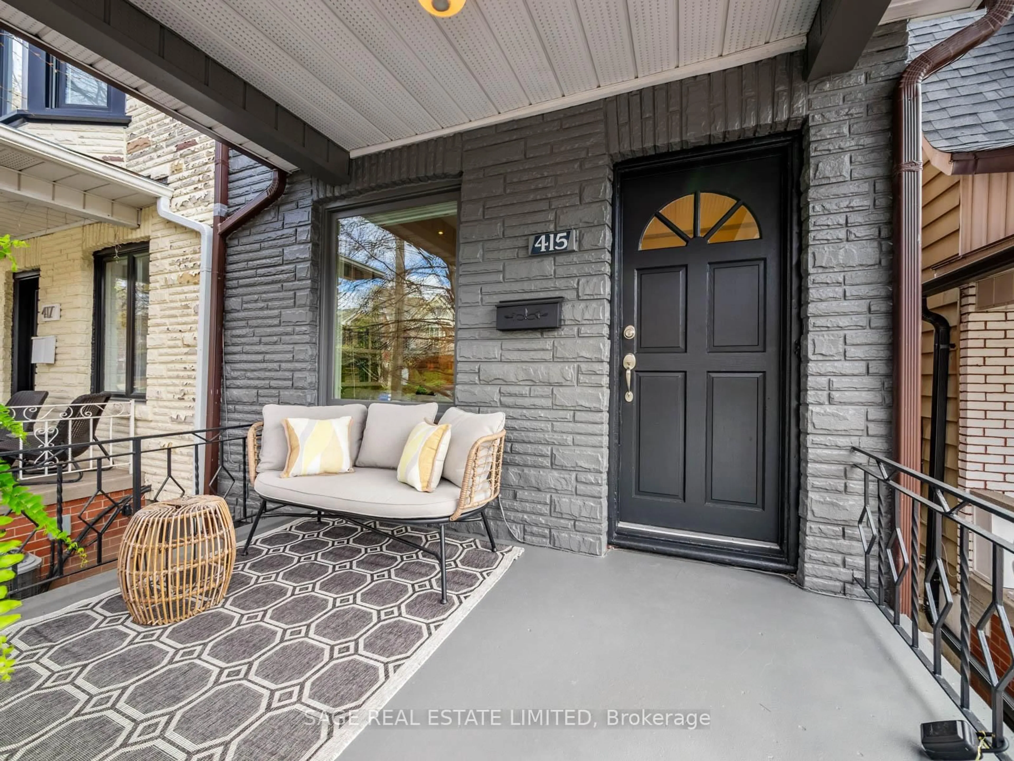 Indoor entryway for 415 Clinton St, Toronto Ontario M6G 2Z1
