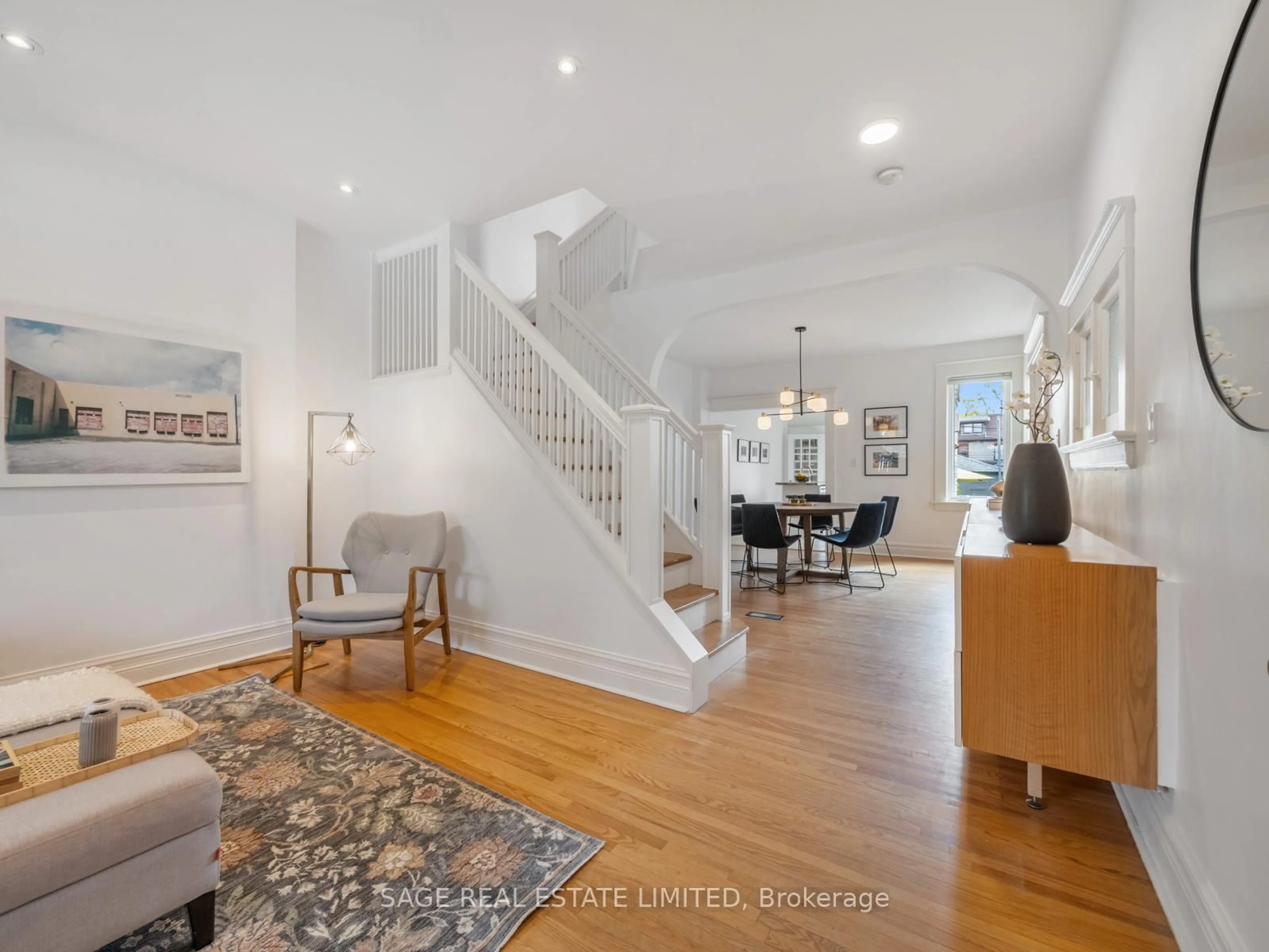 Indoor entryway for 415 Clinton St, Toronto Ontario M6G 2Z1