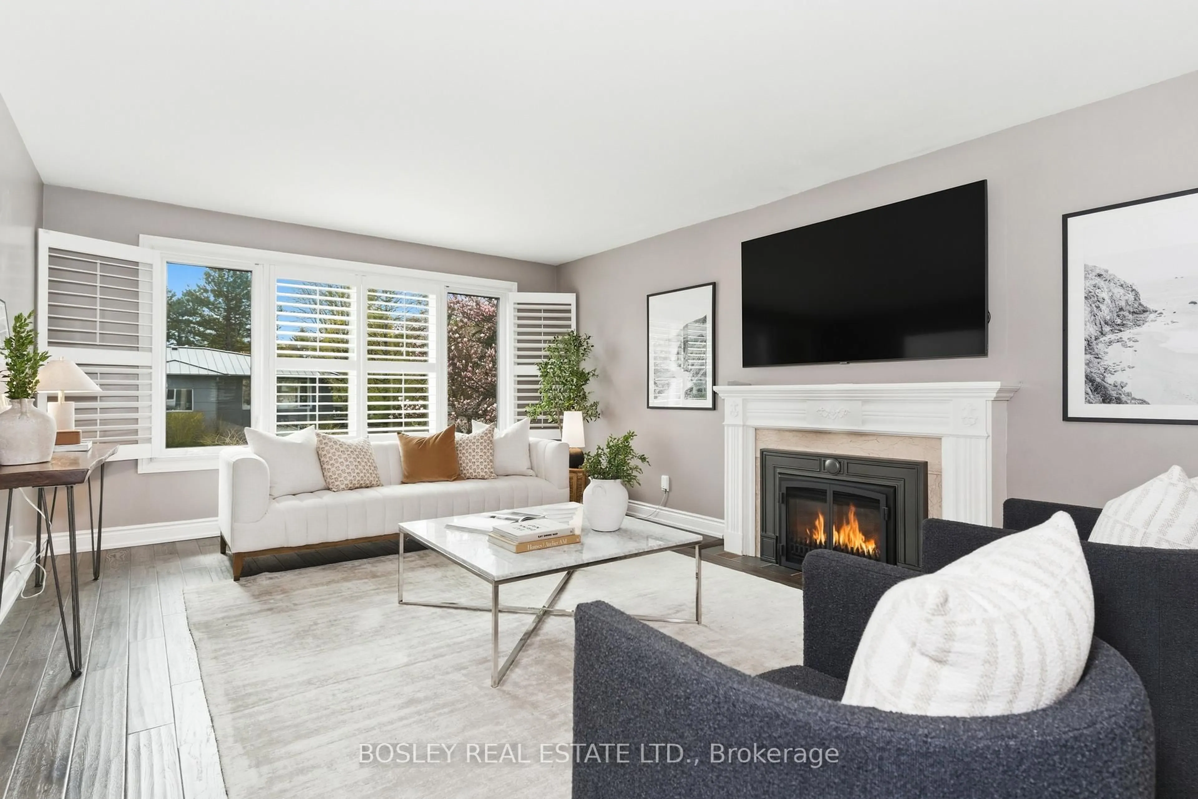 Living room with furniture, ceramic/tile floor for 18 Tetbury Cres, Toronto Ontario M3A 3G3