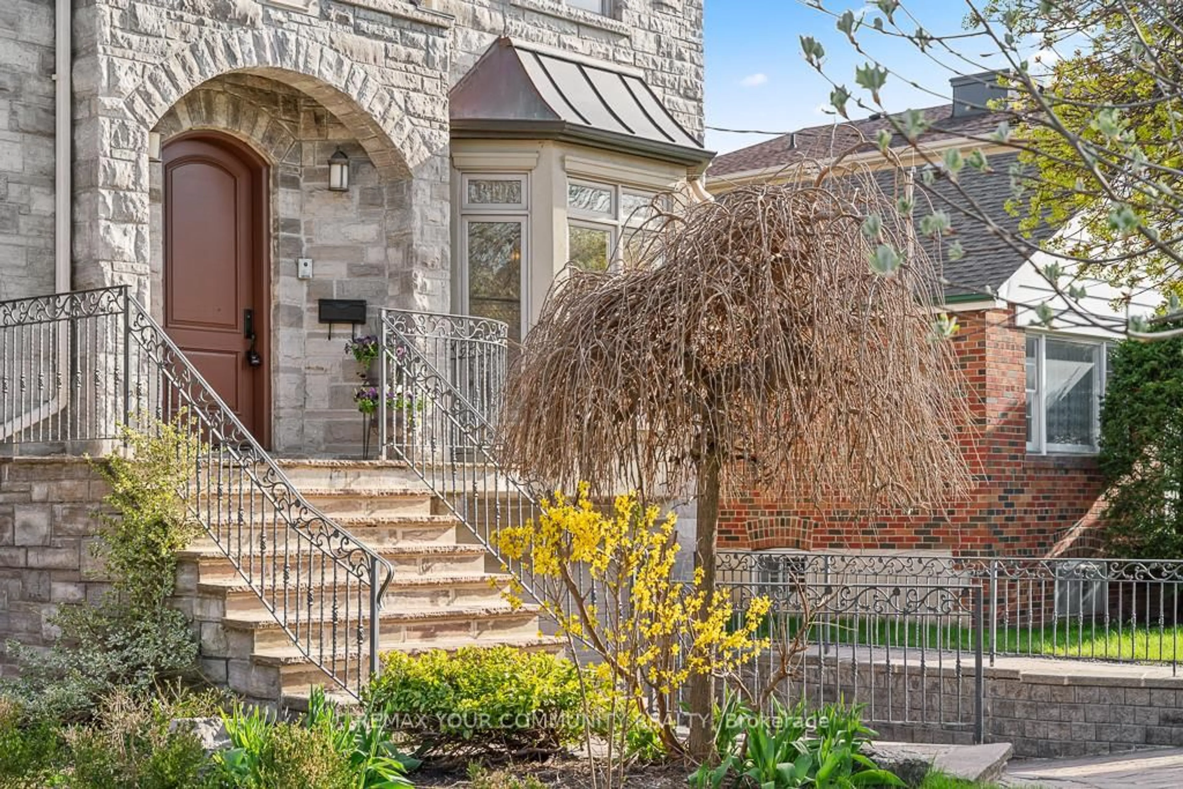 Indoor entryway for 71 Newton Dr, Toronto Ontario M2M 2M8