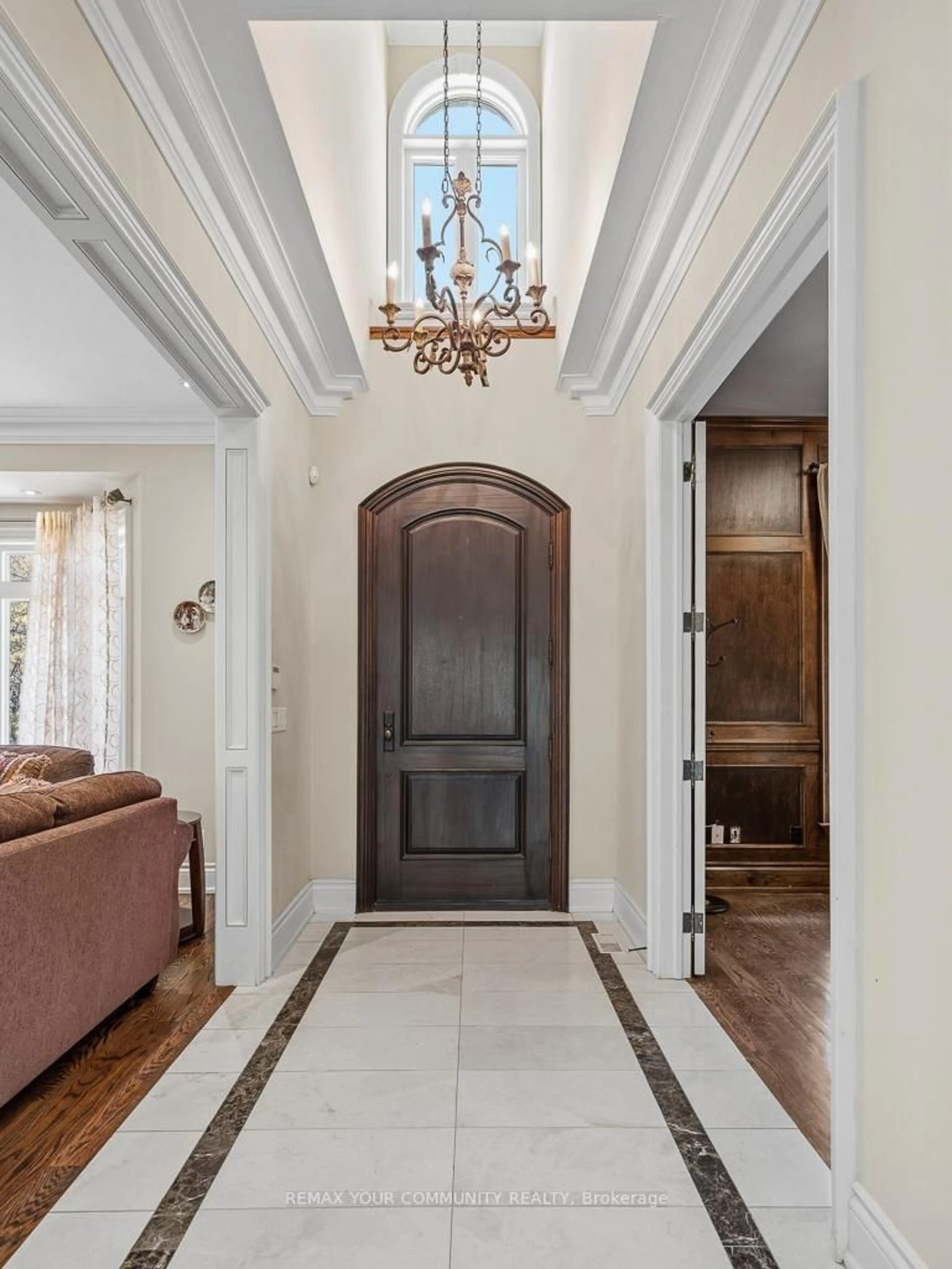 Indoor entryway for 71 Newton Dr, Toronto Ontario M2M 2M8