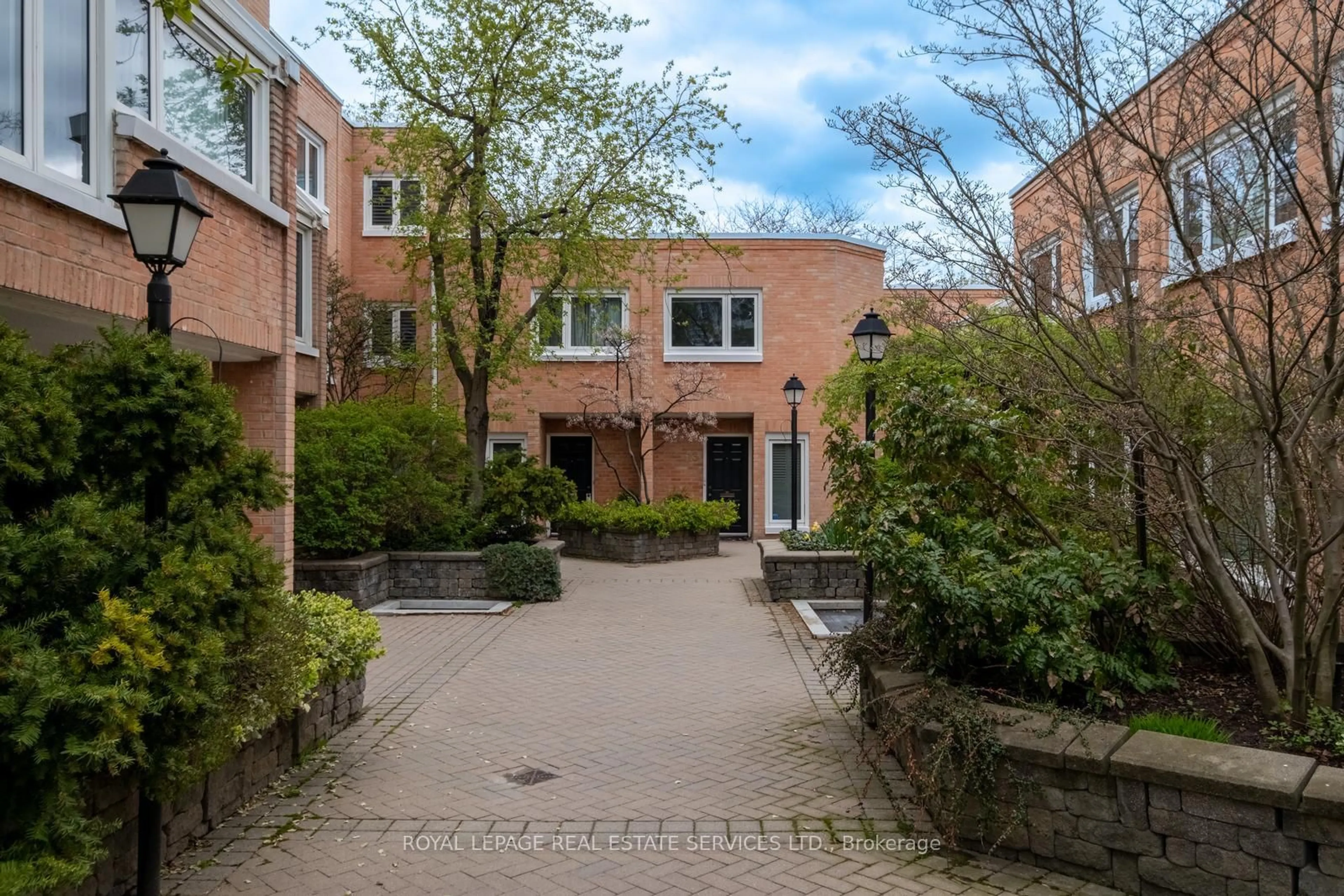 Patio, street for 390 Wellesley St #16, Toronto Ontario M4X 1H6