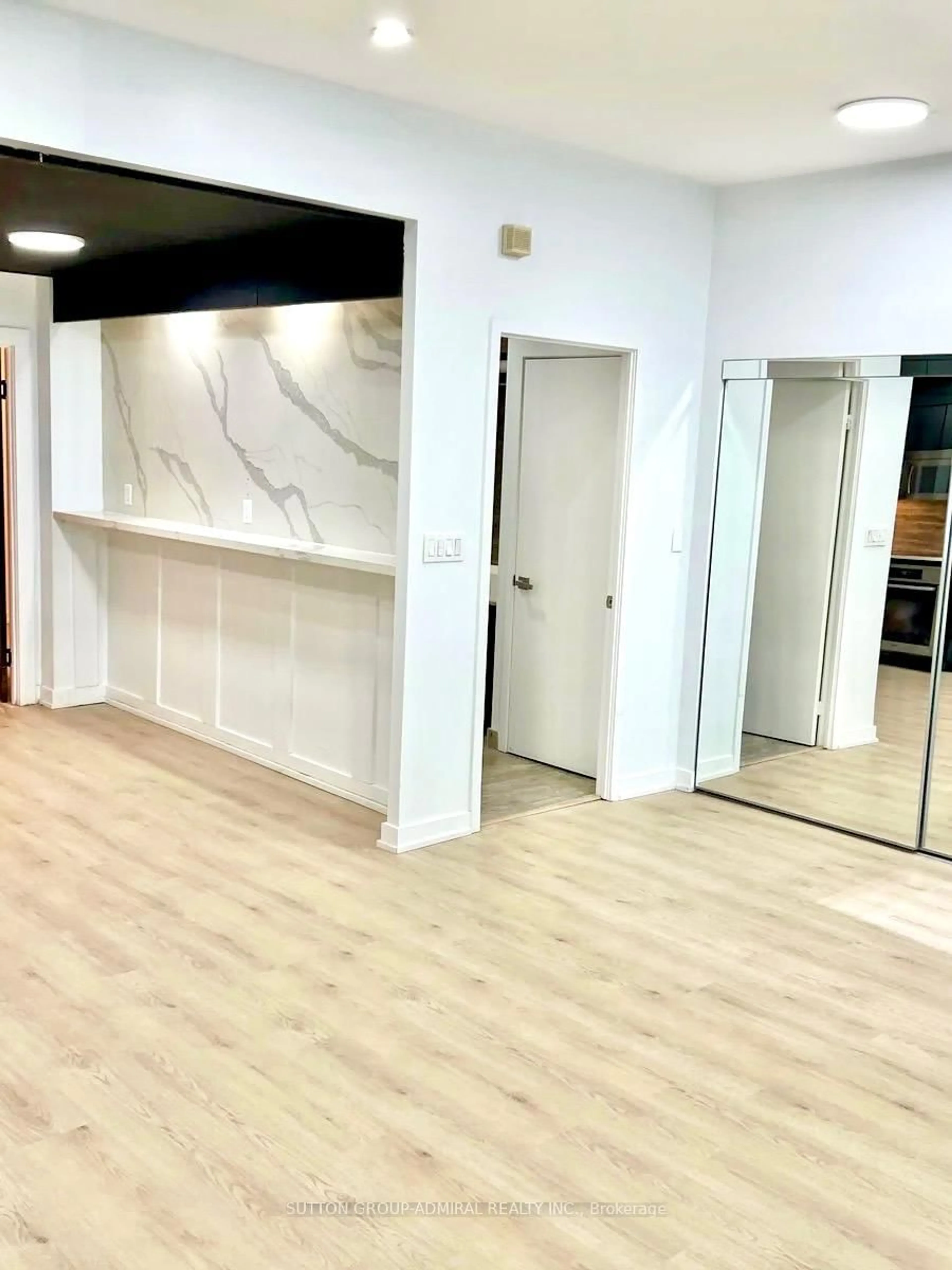 Indoor foyer for 18 Capreol Crt #G20, Toronto Ontario M5V 4A3