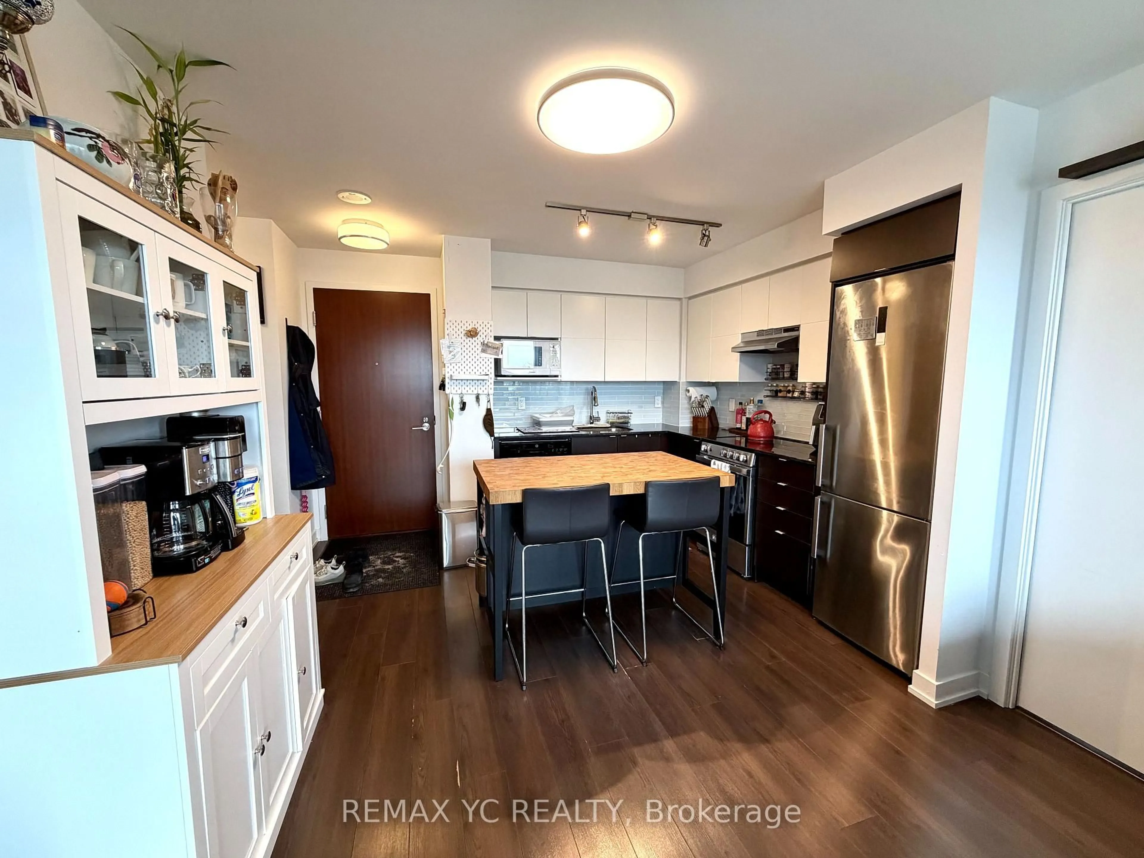 Open concept kitchen, wood/laminate floor for 120 Varna Dr #520, Toronto Ontario M6A 0B3