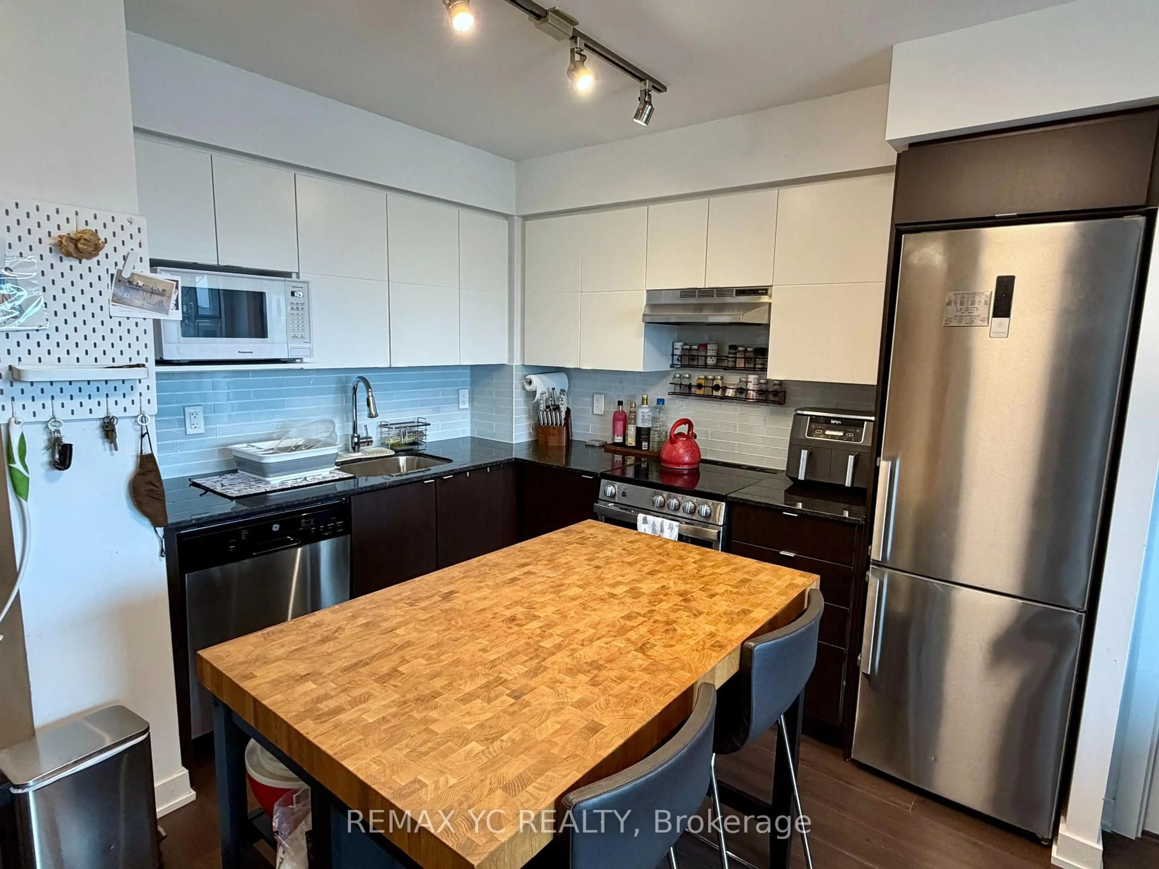 Open concept kitchen, wood/laminate floor for 120 Varna Dr #520, Toronto Ontario M6A 0B3