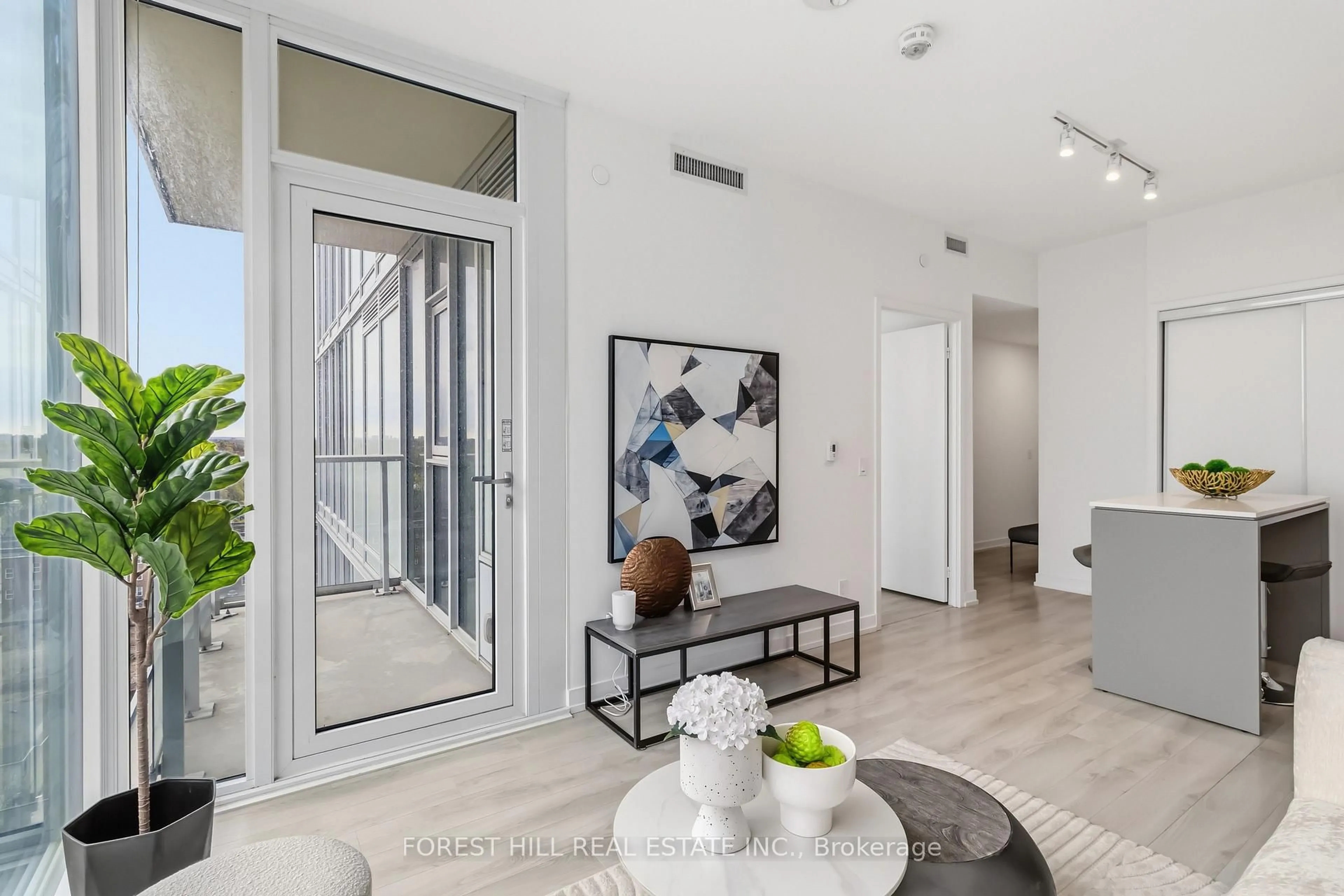 Indoor entryway for 33 Helendale Ave #819, Toronto Ontario M4R 0A4