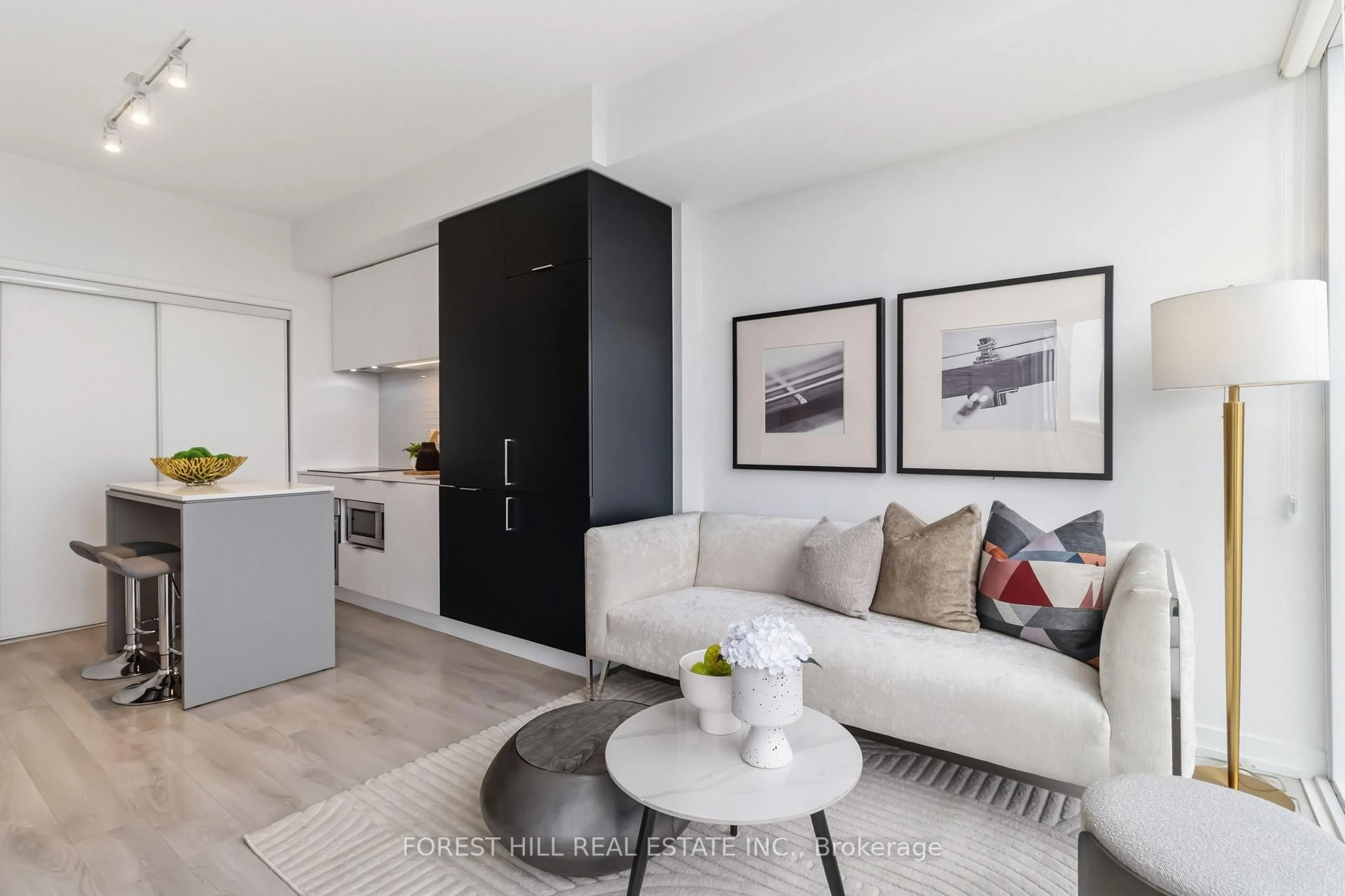 Living room with furniture, unknown for 33 Helendale Ave #819, Toronto Ontario M4R 0A4
