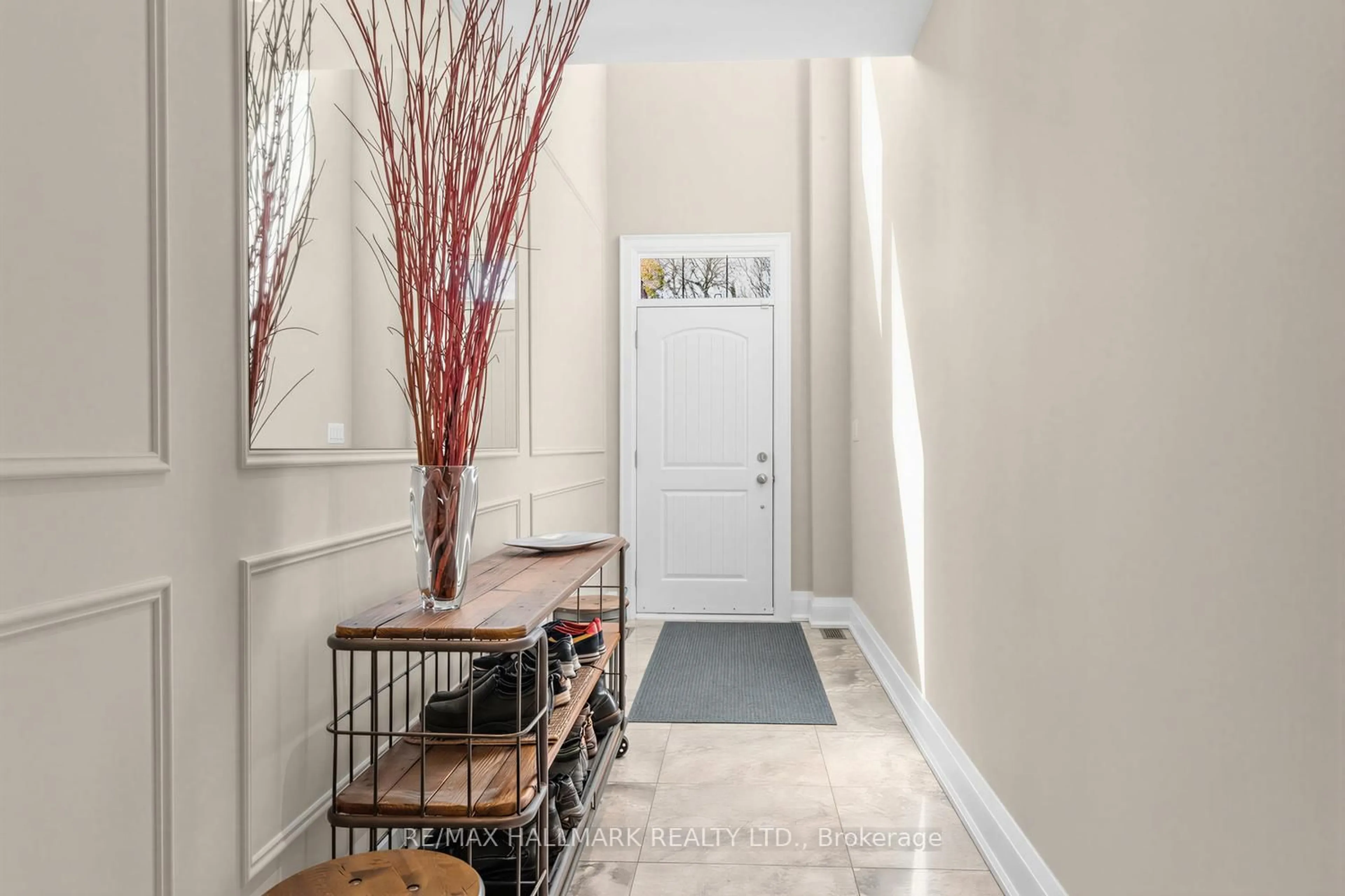 Indoor entryway for 192 Erskine Ave, Toronto Ontario M4P 1Z4