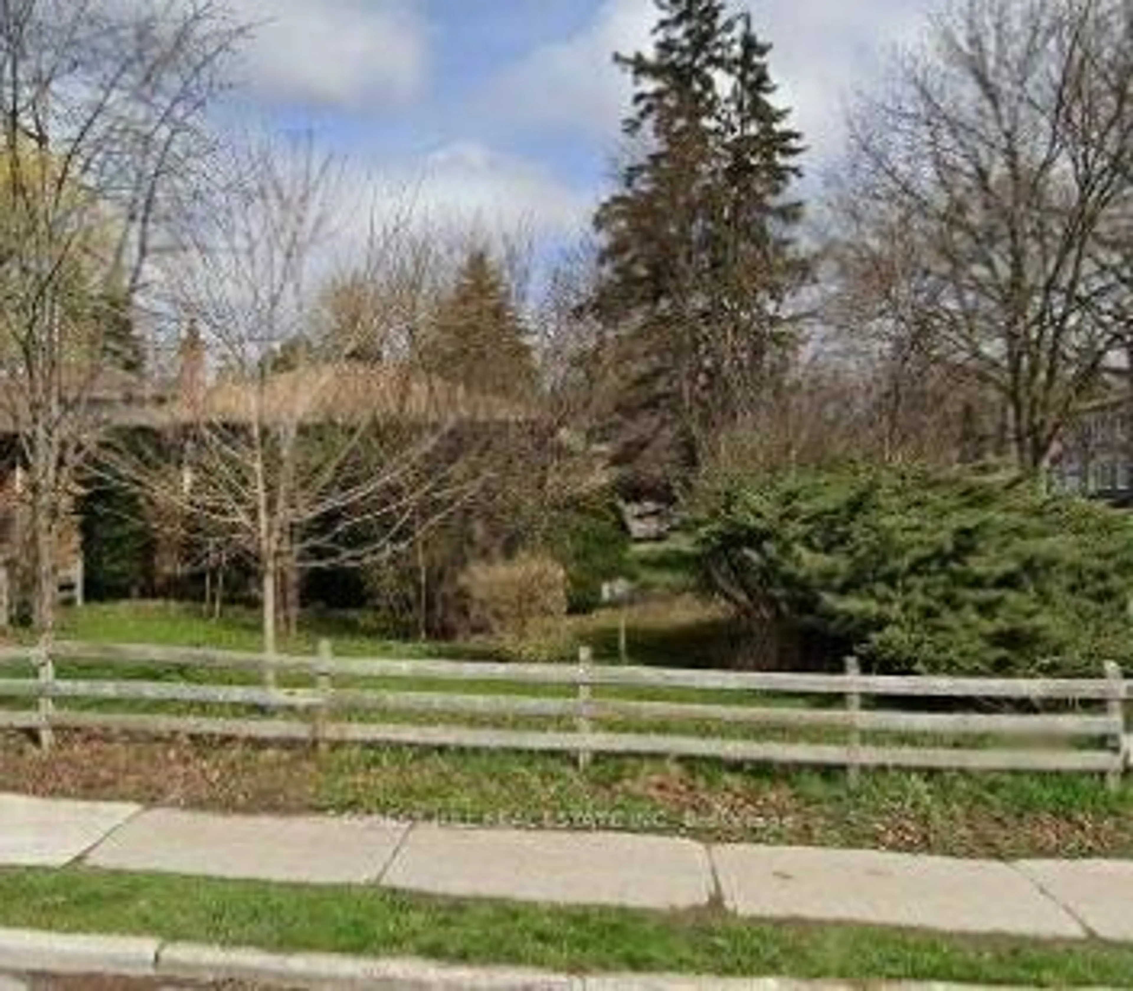 A pic from outside/outdoor area/front of a property/back of a property/a pic from drone, street for 372 Parkview Ave, Toronto Ontario M2N 3Z5