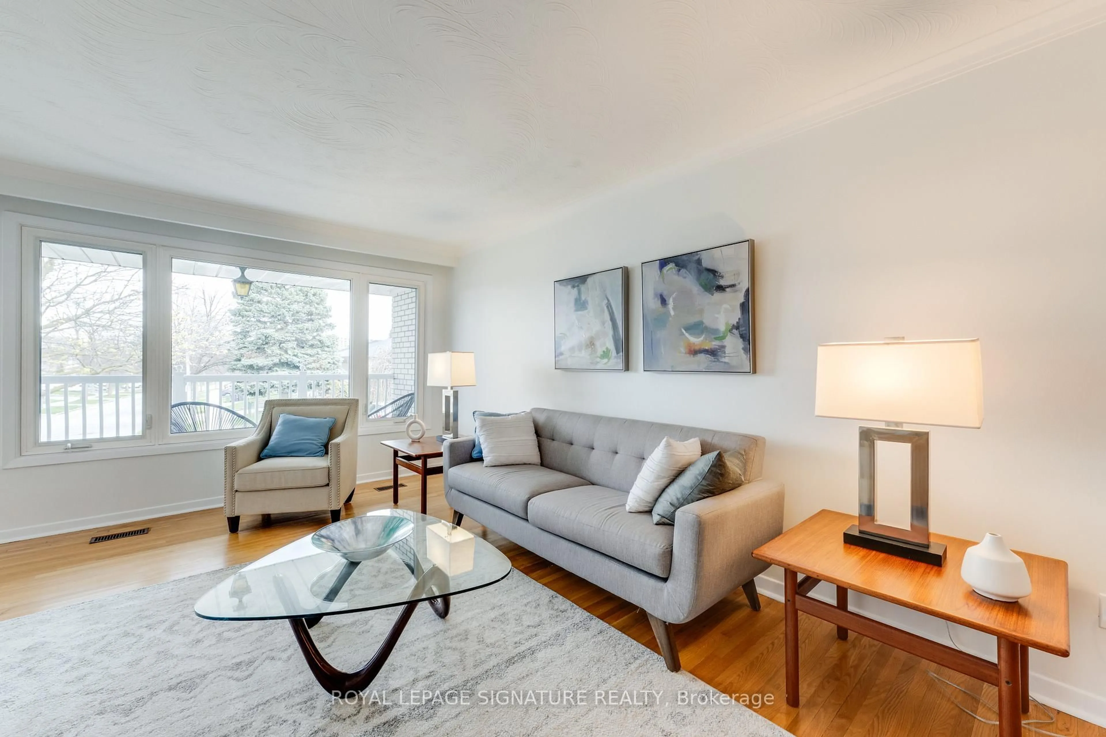 Living room with furniture, wood/laminate floor for 124 Edmonton Dr, Toronto Ontario M2J 3X1