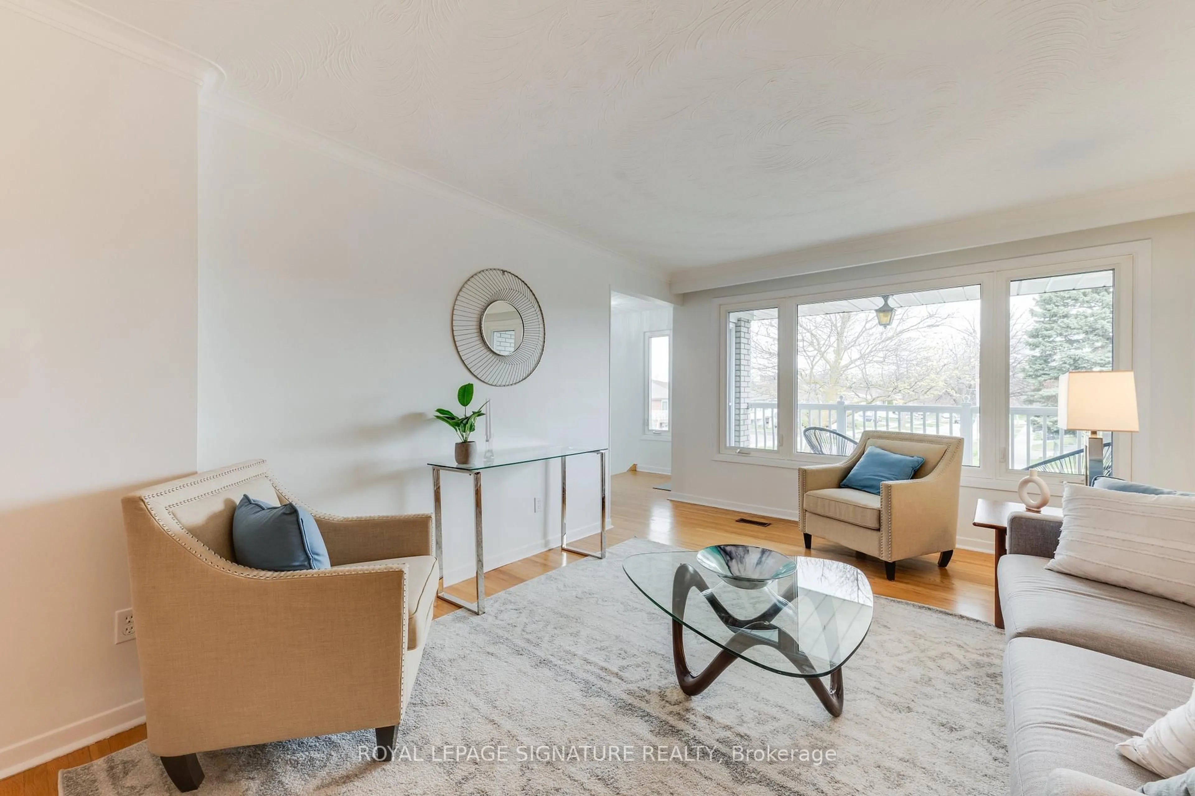 Living room with furniture, wood/laminate floor for 124 Edmonton Dr, Toronto Ontario M2J 3X1