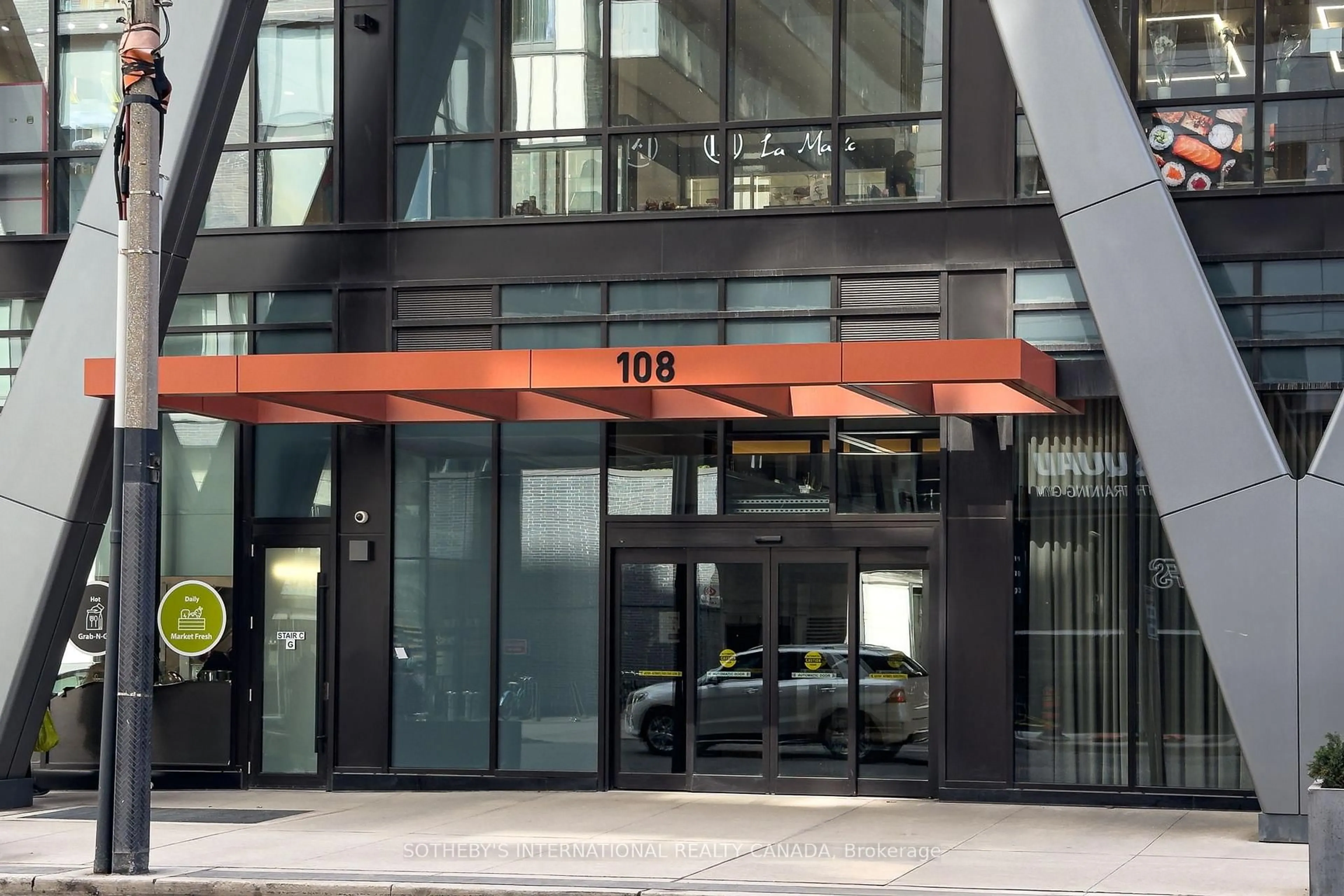 Indoor foyer for 108 Peter St #611, Toronto Ontario M5V 0W2