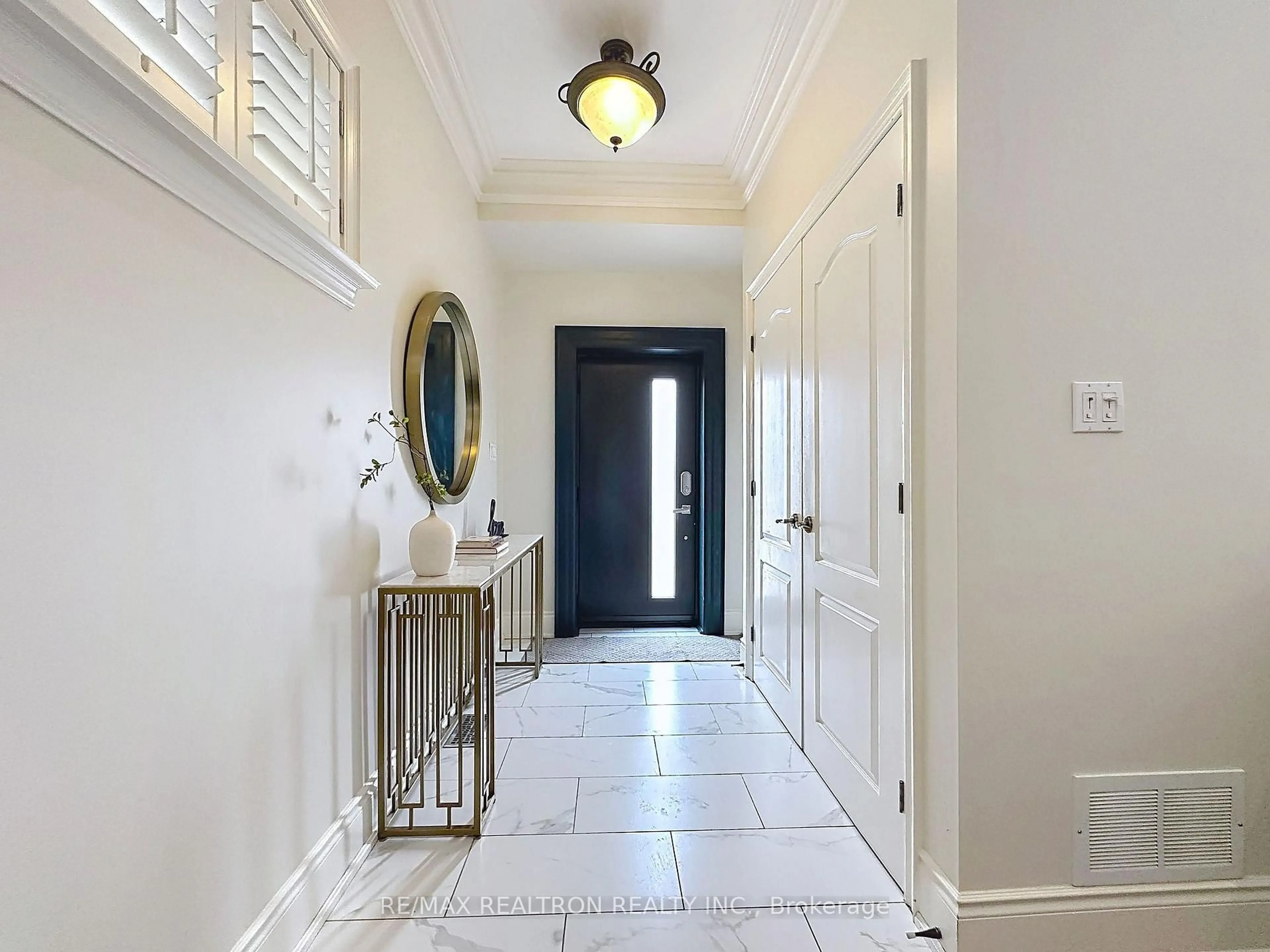 Indoor entryway for 99 Castlewood Rd, Toronto Ontario M5N 2L3