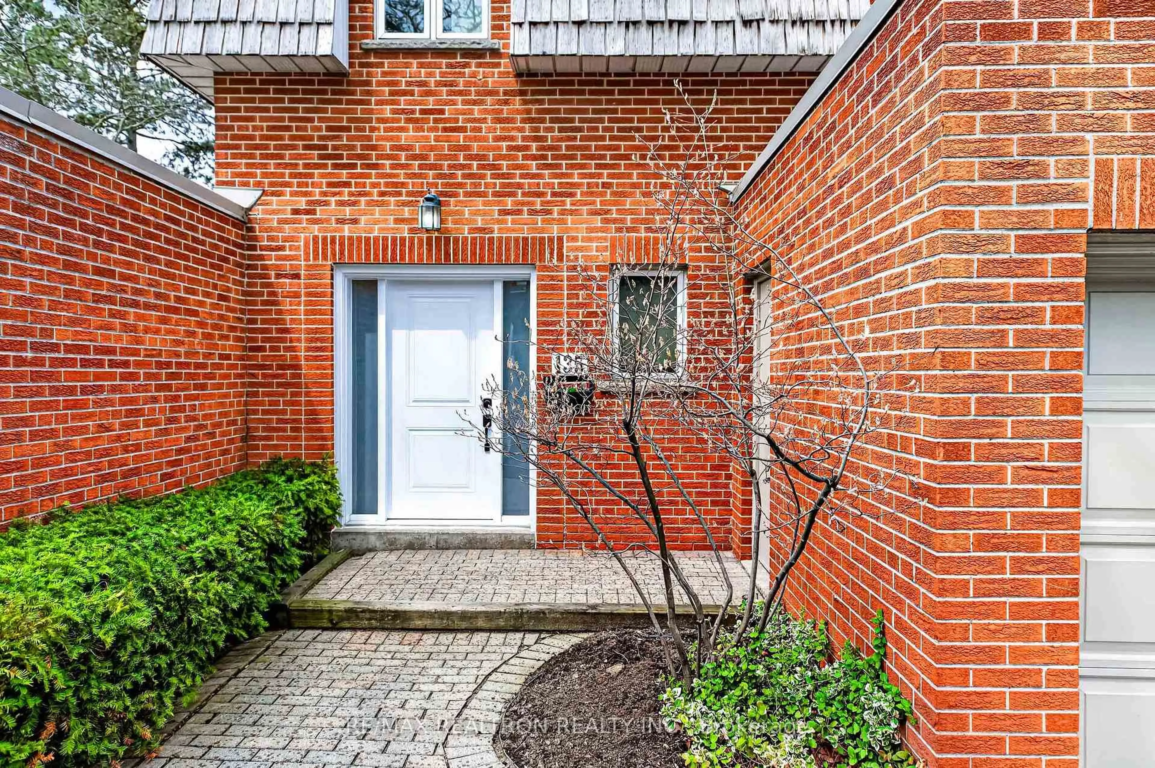 Home with brick exterior material, street for 135 Scenic Mill Way #102, Toronto Ontario M2L 1T1