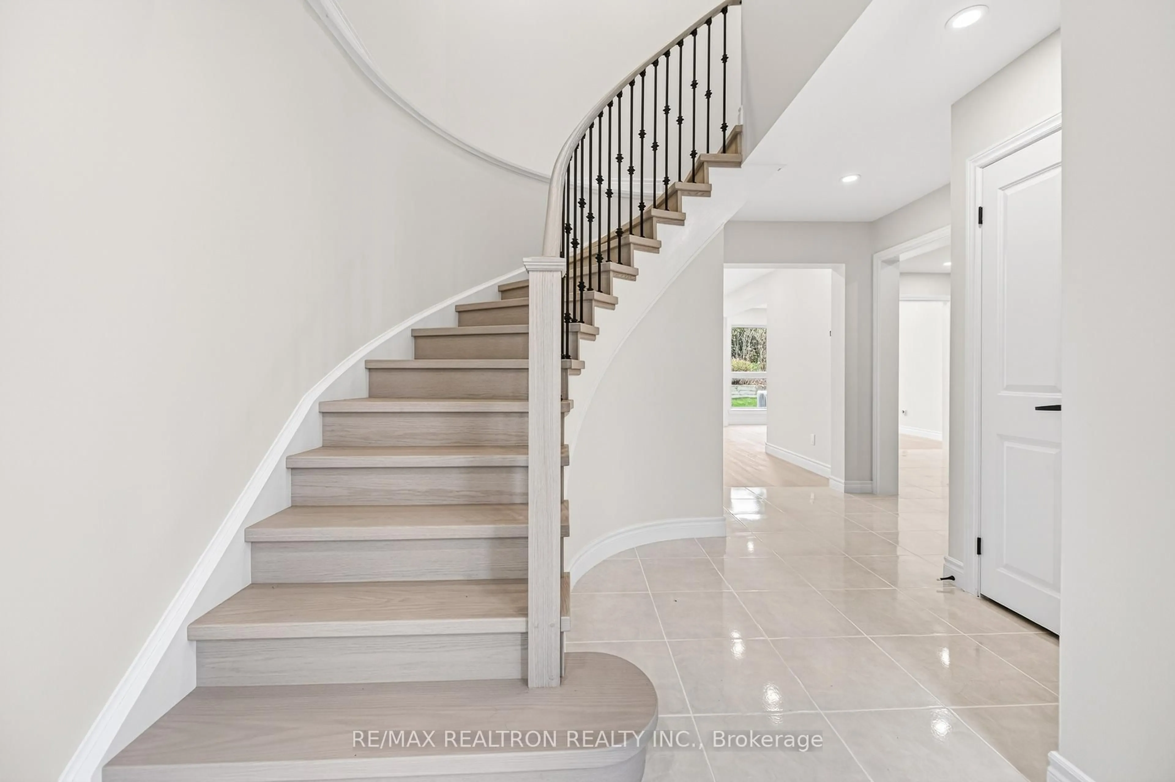 Stairs for 135 Scenic Mill Way #102, Toronto Ontario M2L 1T1