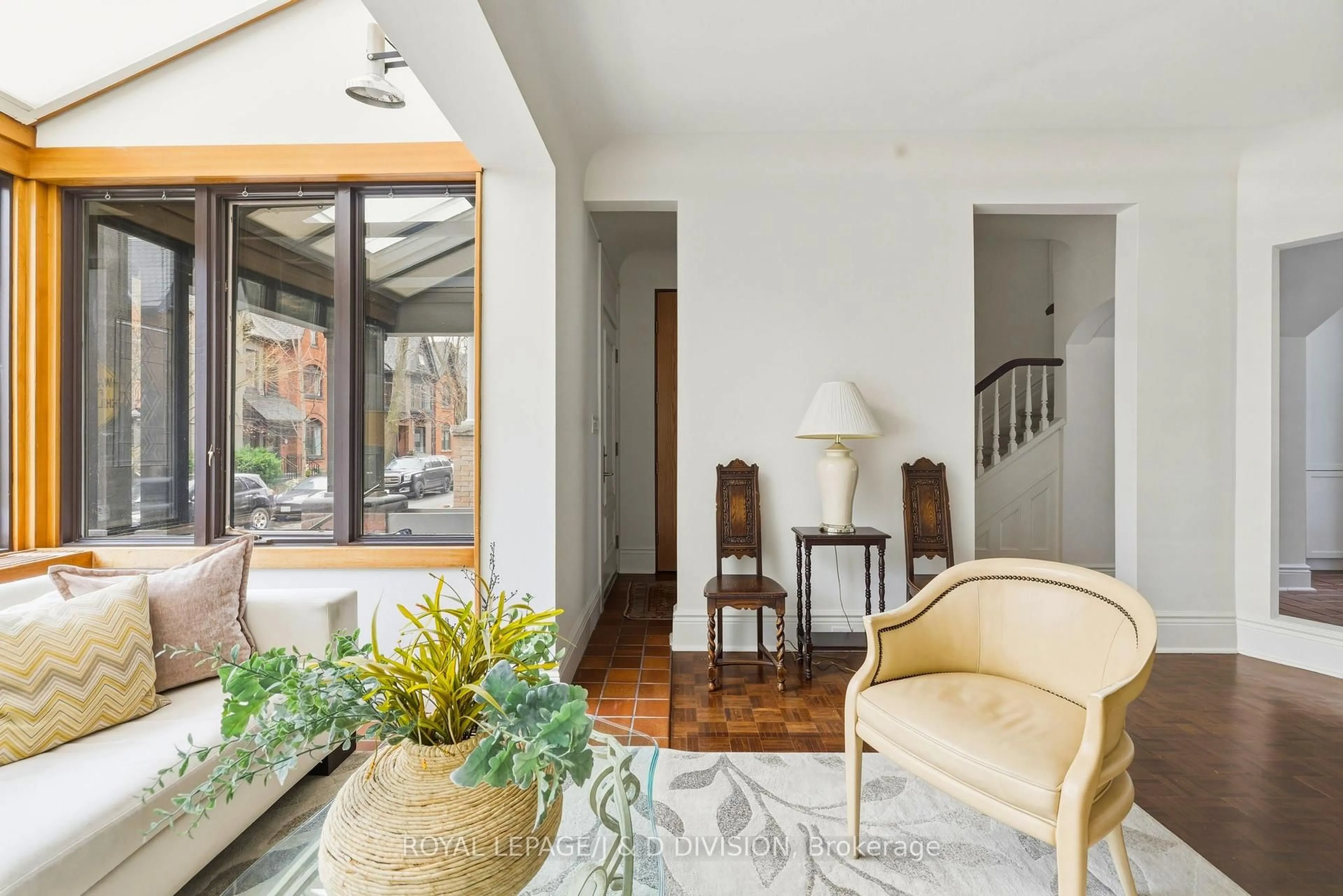 Indoor entryway for 18 Tranby Ave, Toronto Ontario M5R 1N5