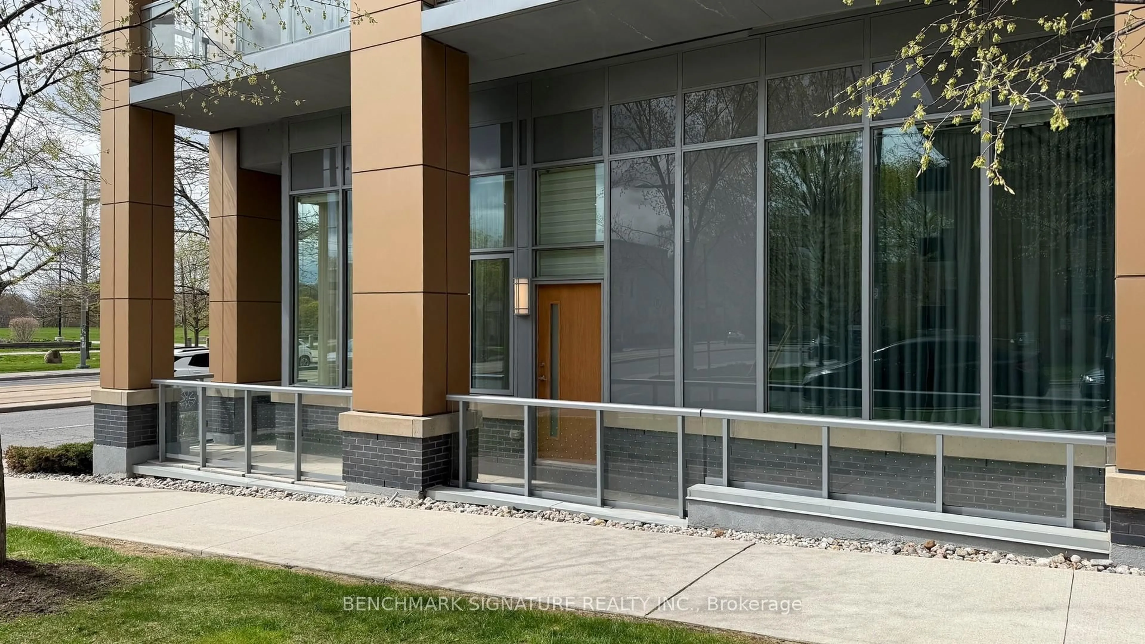 Indoor foyer for 6 Parkwood Ave #Th106, Toronto Ontario M4V 0A3