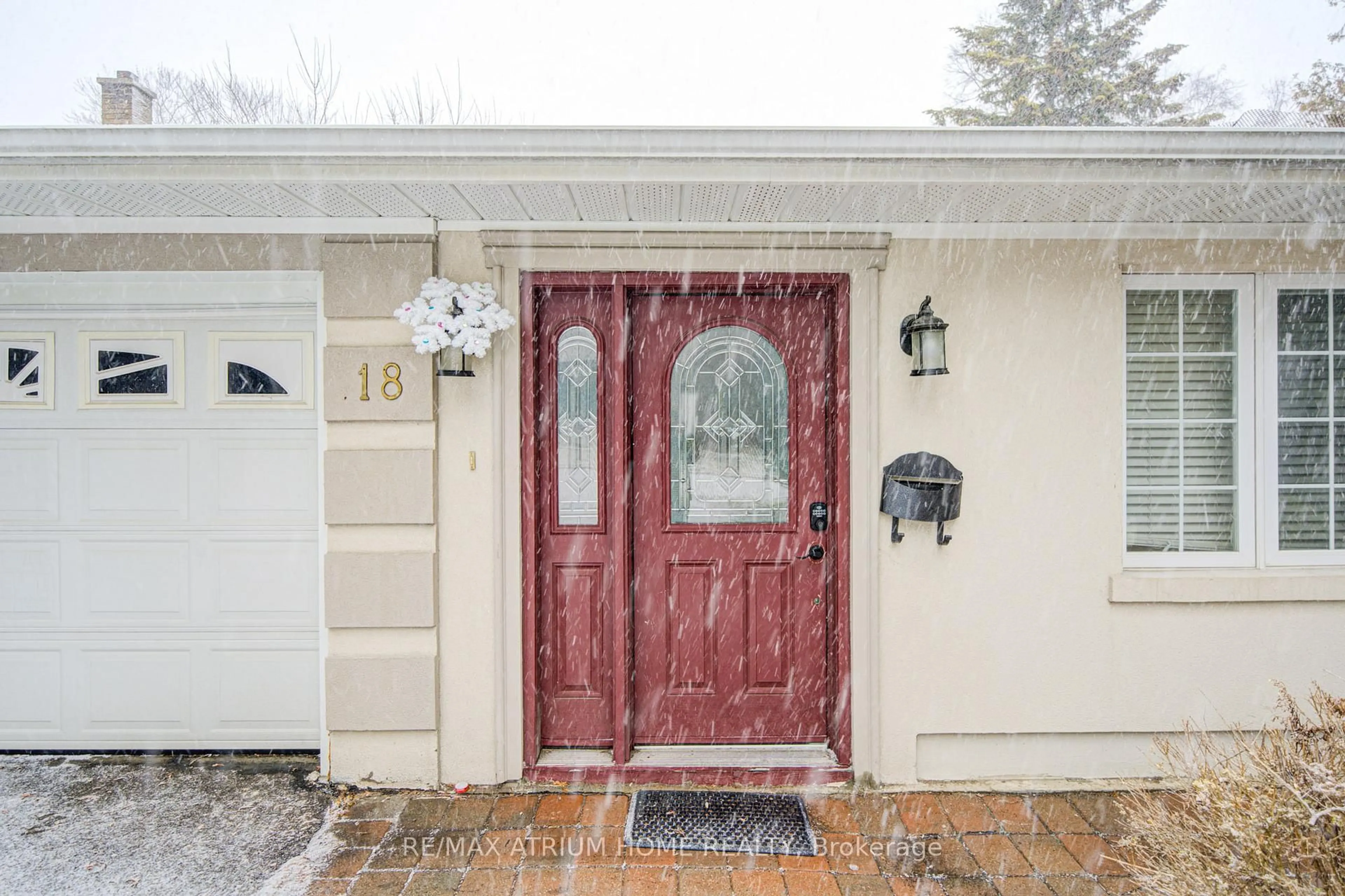 Indoor entryway for 18 Doverwood Crt, Toronto Ontario M2M 2G7