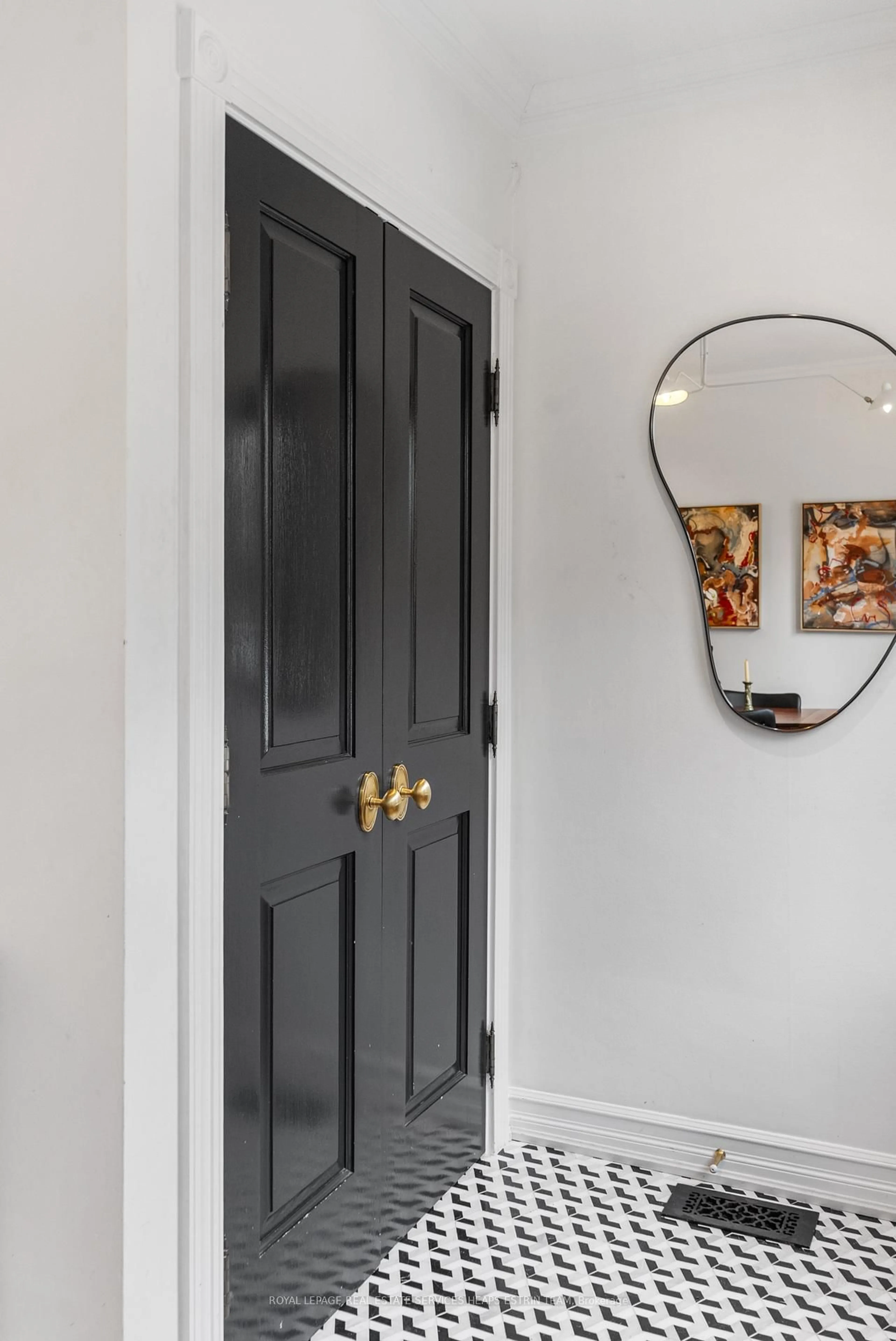Indoor entryway for 31 Birch Ave, Toronto Ontario M4V 1E1