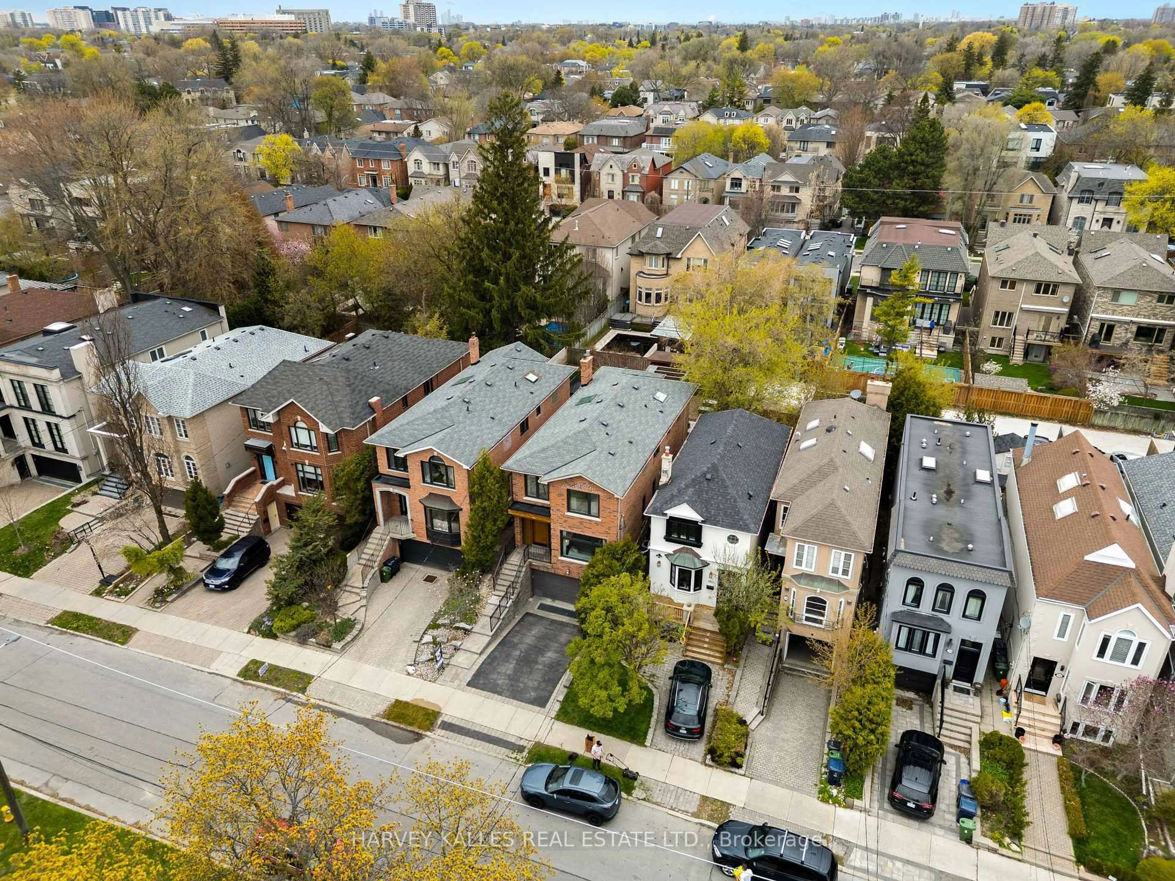 A pic from outside/outdoor area/front of a property/back of a property/a pic from drone, street for 434 Bedford Park Ave, Toronto Ontario M5M 1K1