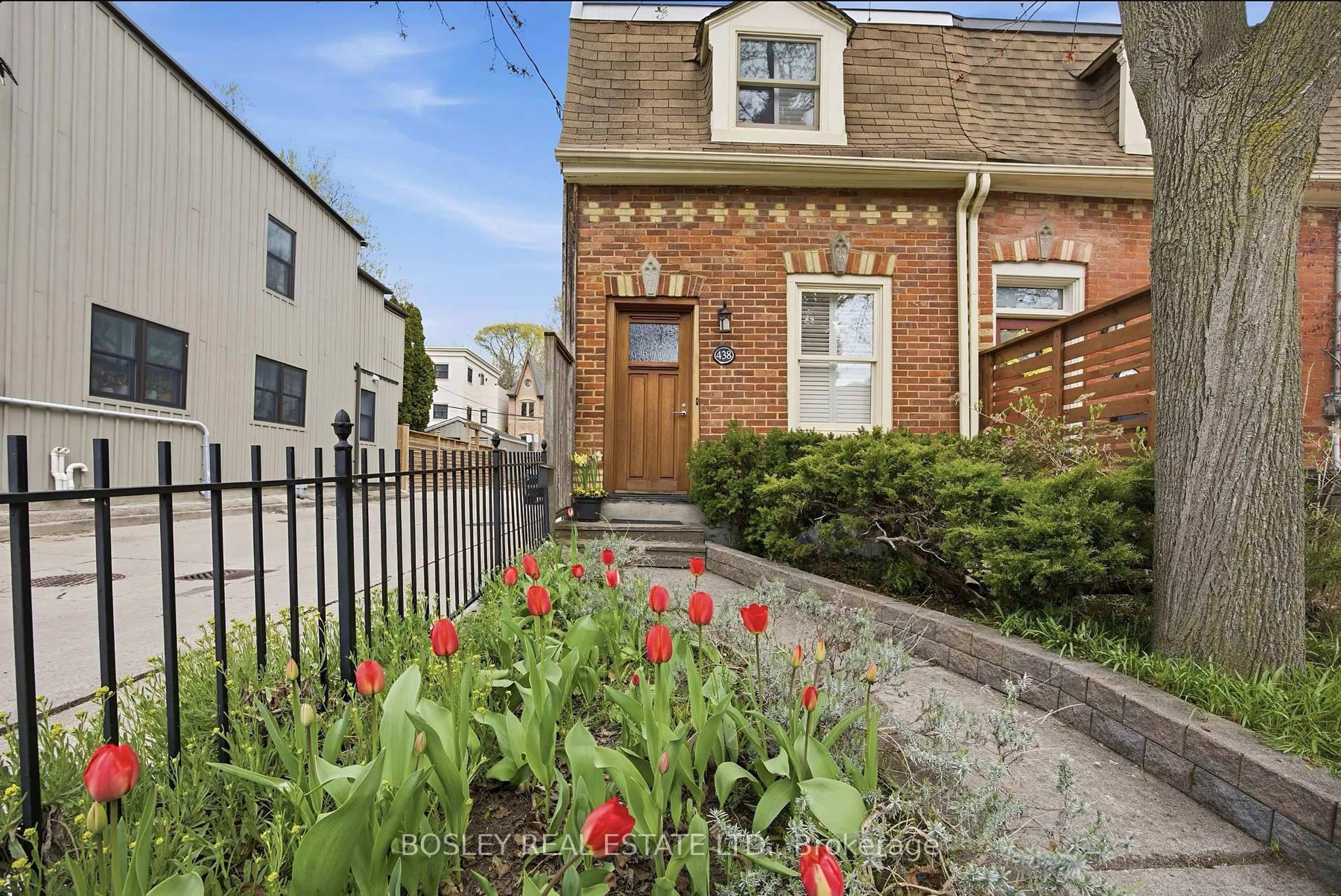 A pic from outside/outdoor area/front of a property/back of a property/a pic from drone, street for 438 Wellesley St, Toronto Ontario M4X 1H7