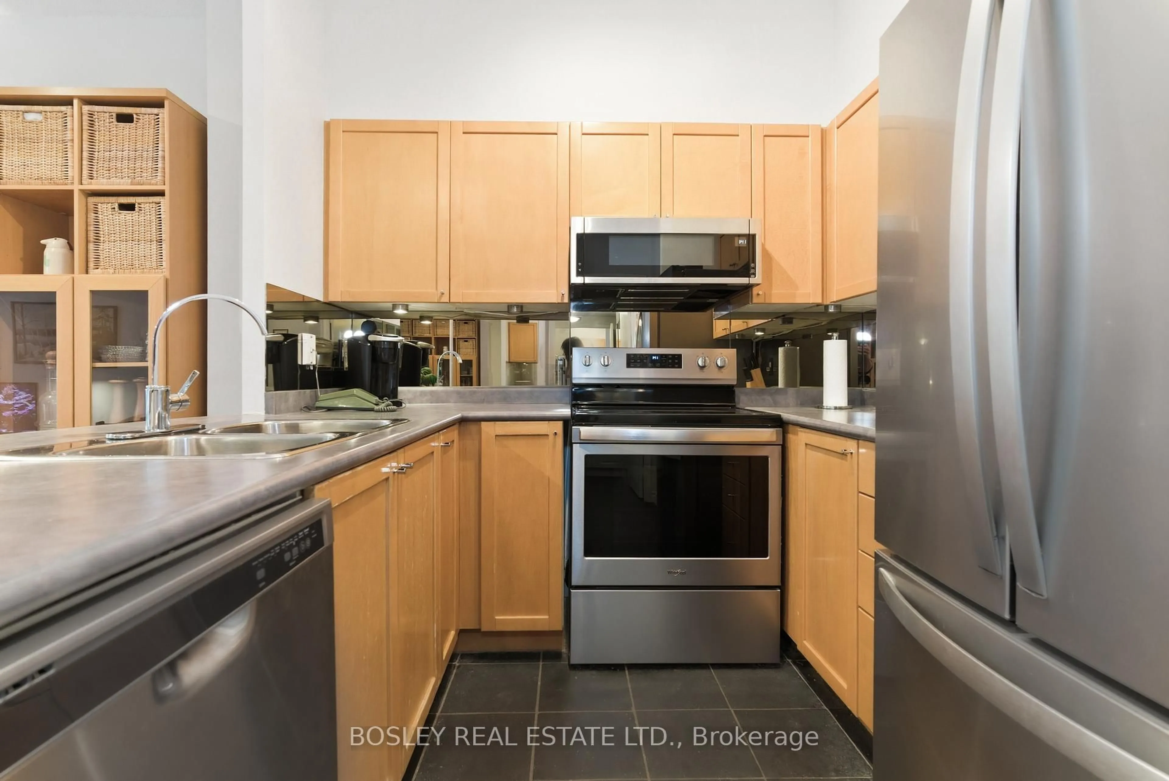 Standard kitchen, unknown for 600 Queens Quay West #106, Toronto Ontario M5V 3M3