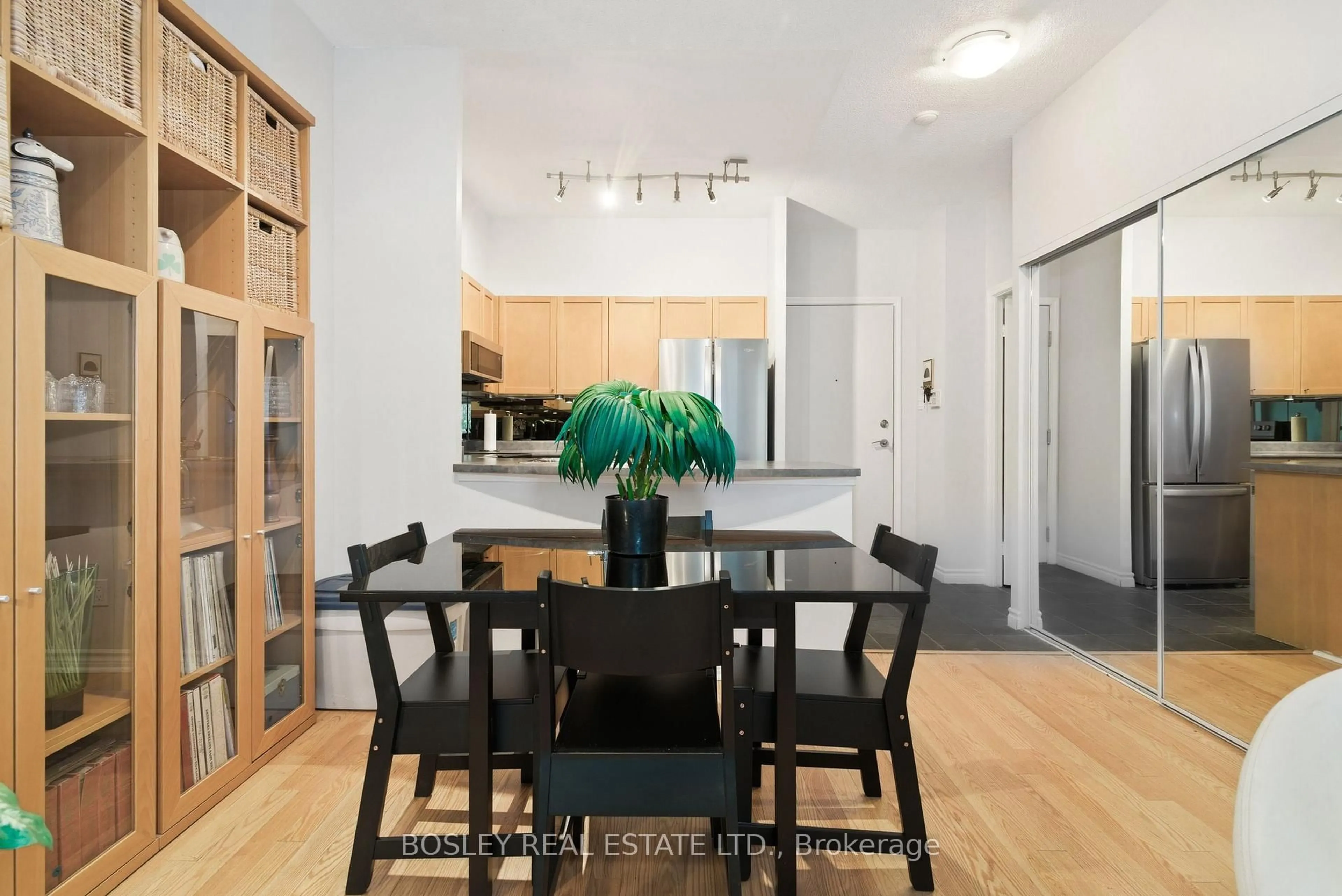 Dining room, wood/laminate floor for 600 Queens Quay West #106, Toronto Ontario M5V 3M3