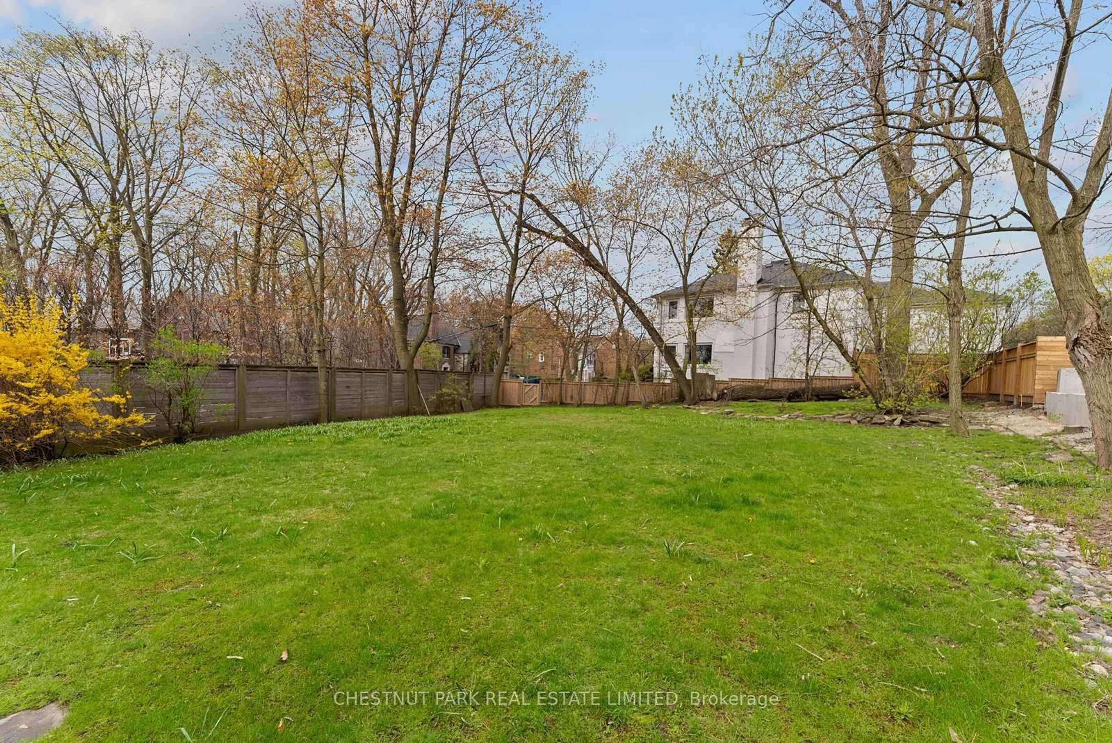A pic from outside/outdoor area/front of a property/back of a property/a pic from drone, unknown for 42 Glenayr Rd, Toronto Ontario M5P 3B8