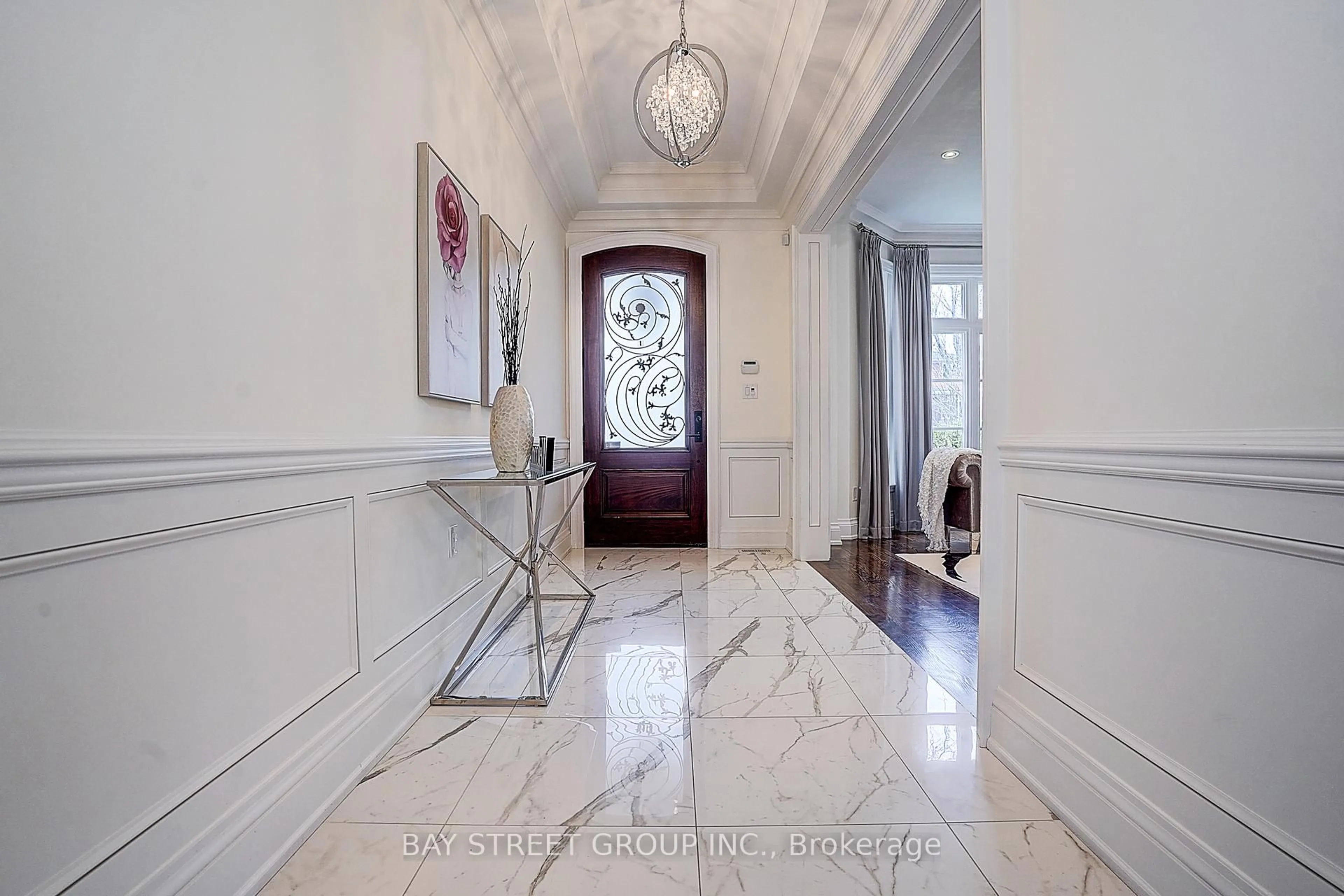 Indoor foyer for 28 Carnwath Cres, Toronto Ontario M2P 1J5