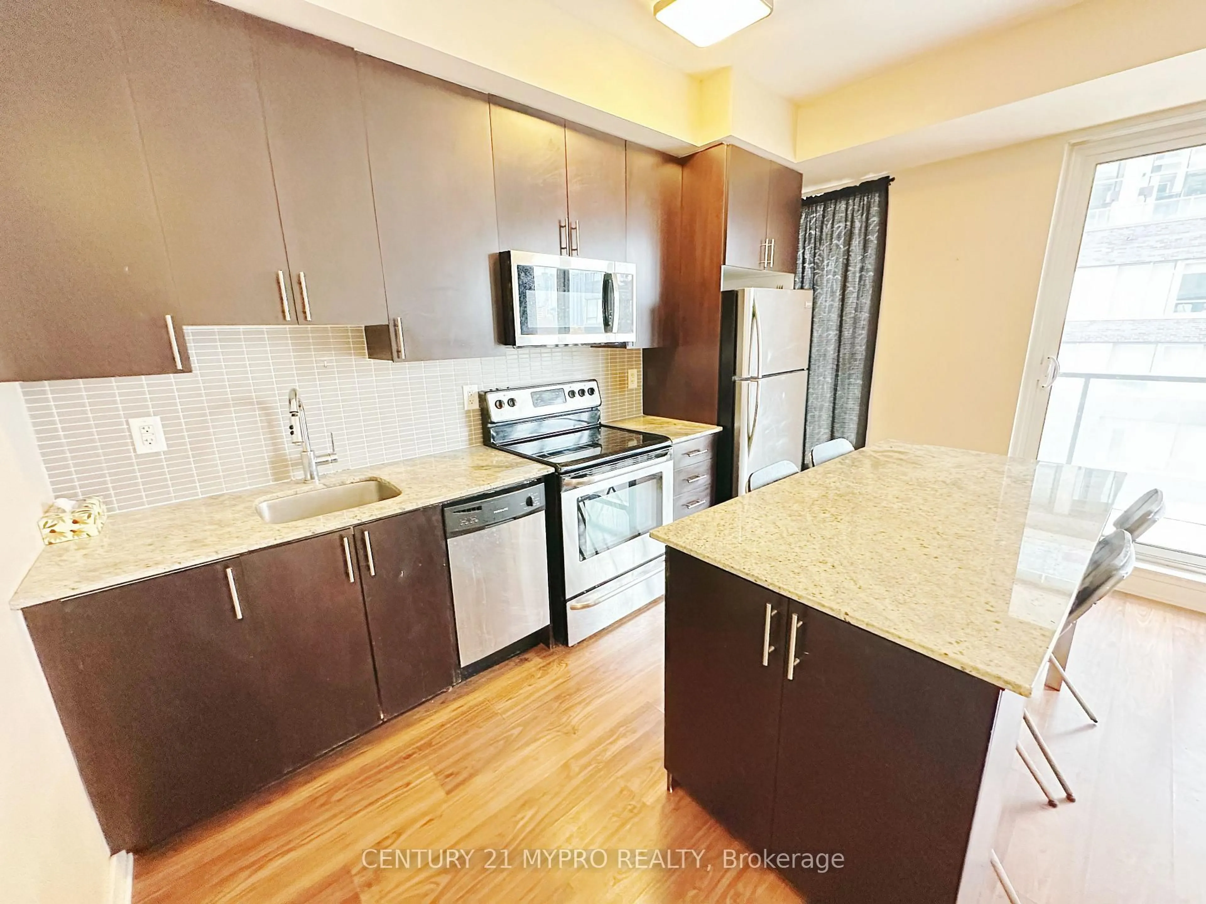 Standard kitchen, wood/laminate floor for 260 Sackville St #611, Toronto Ontario M5A 0B3