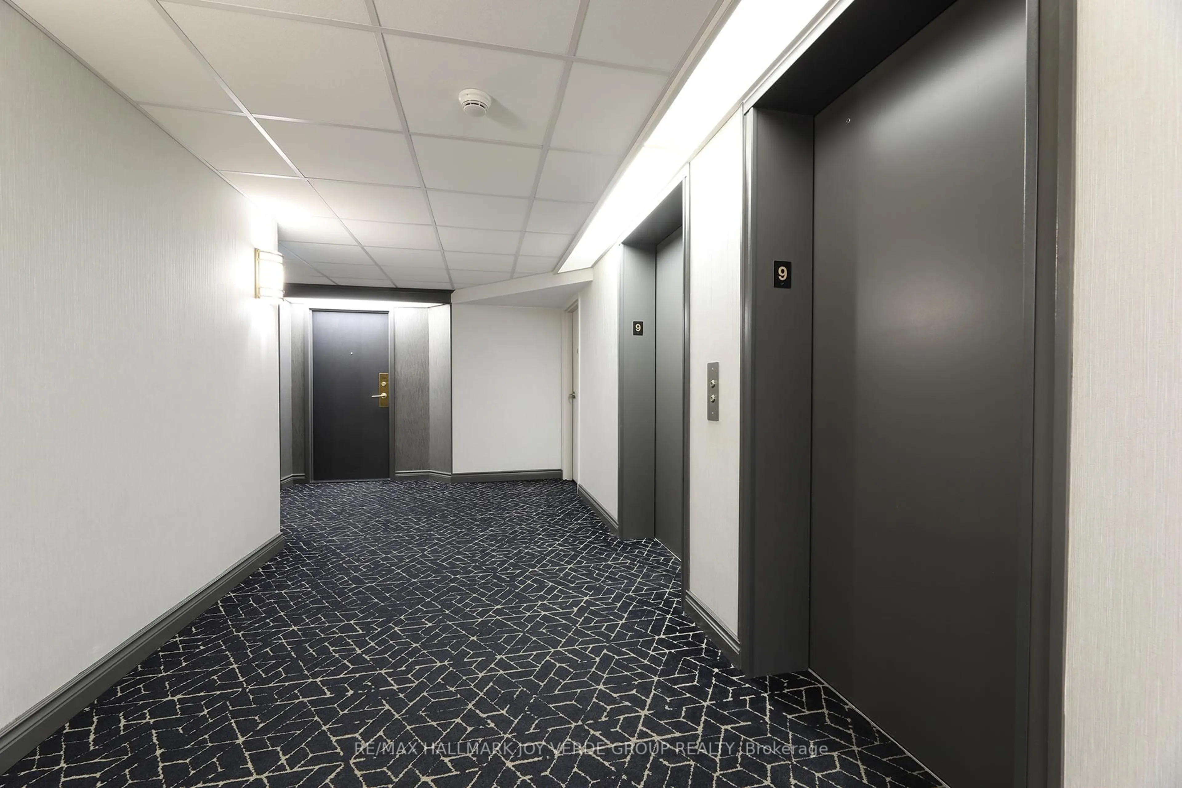 Indoor foyer for 30 Holly St #906, Toronto Ontario M4S 3B1