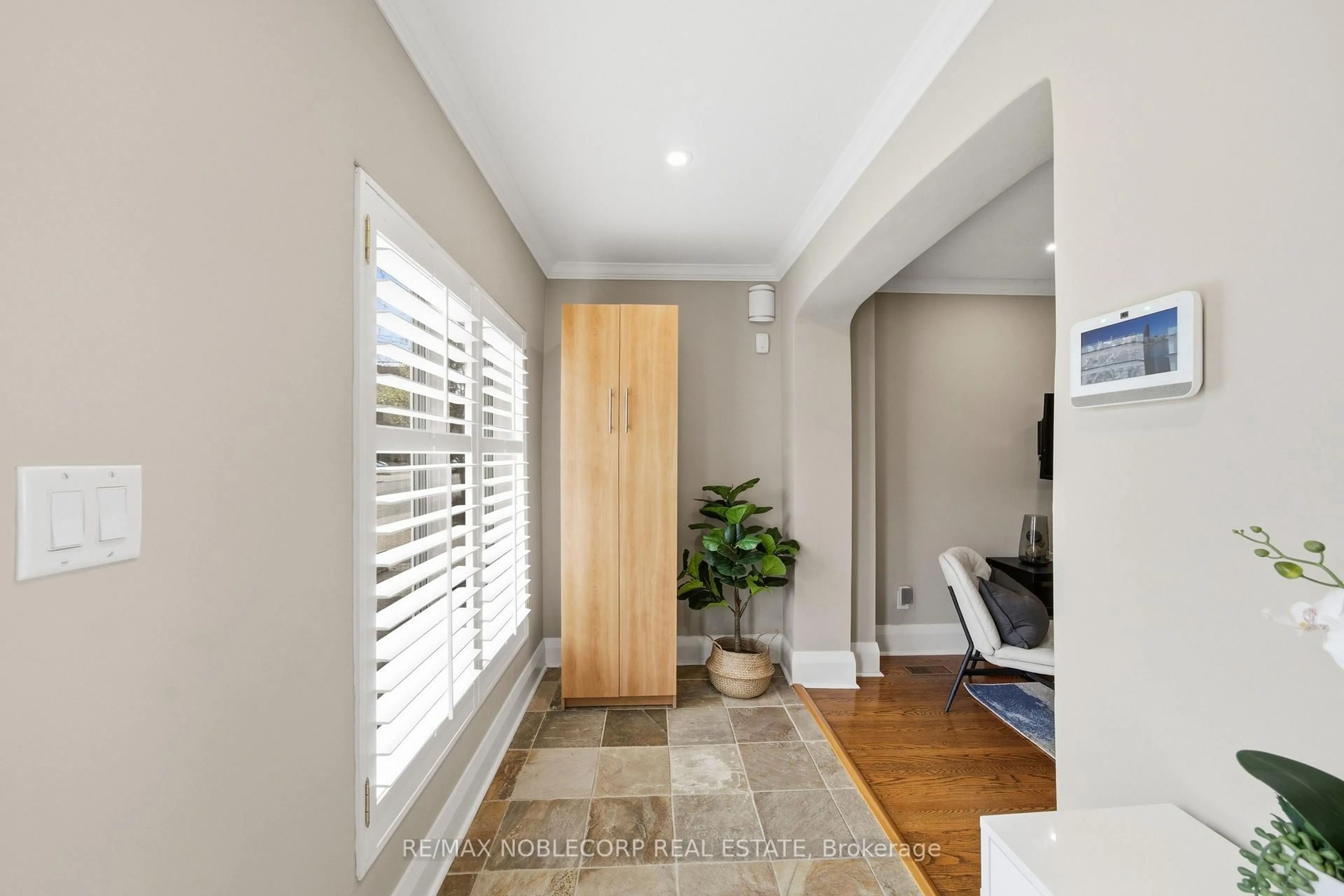 Indoor entryway for 144B Roslin Ave, Toronto Ontario M4N 1Z4