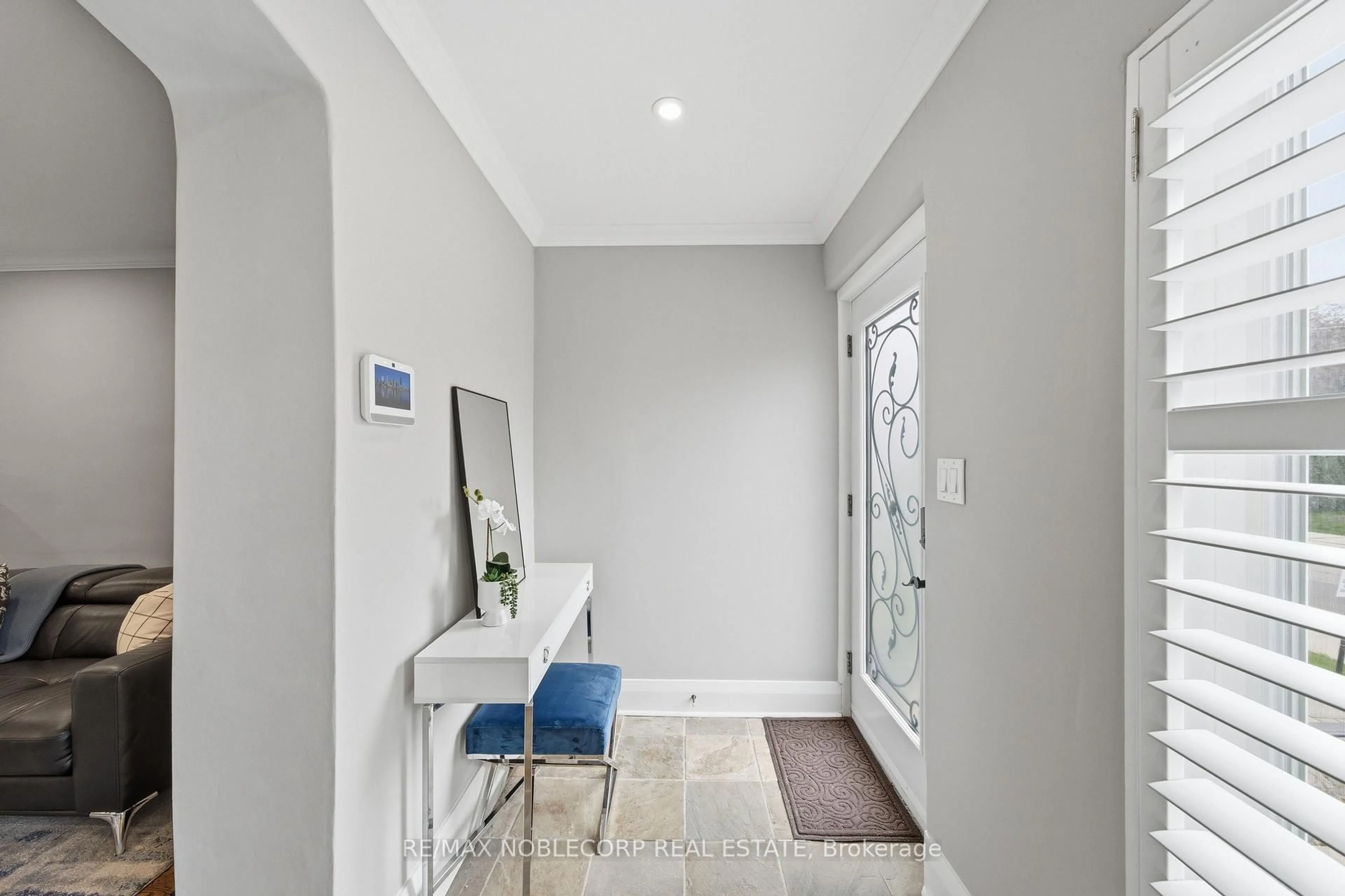 Indoor entryway for 144B Roslin Ave, Toronto Ontario M4N 1Z4