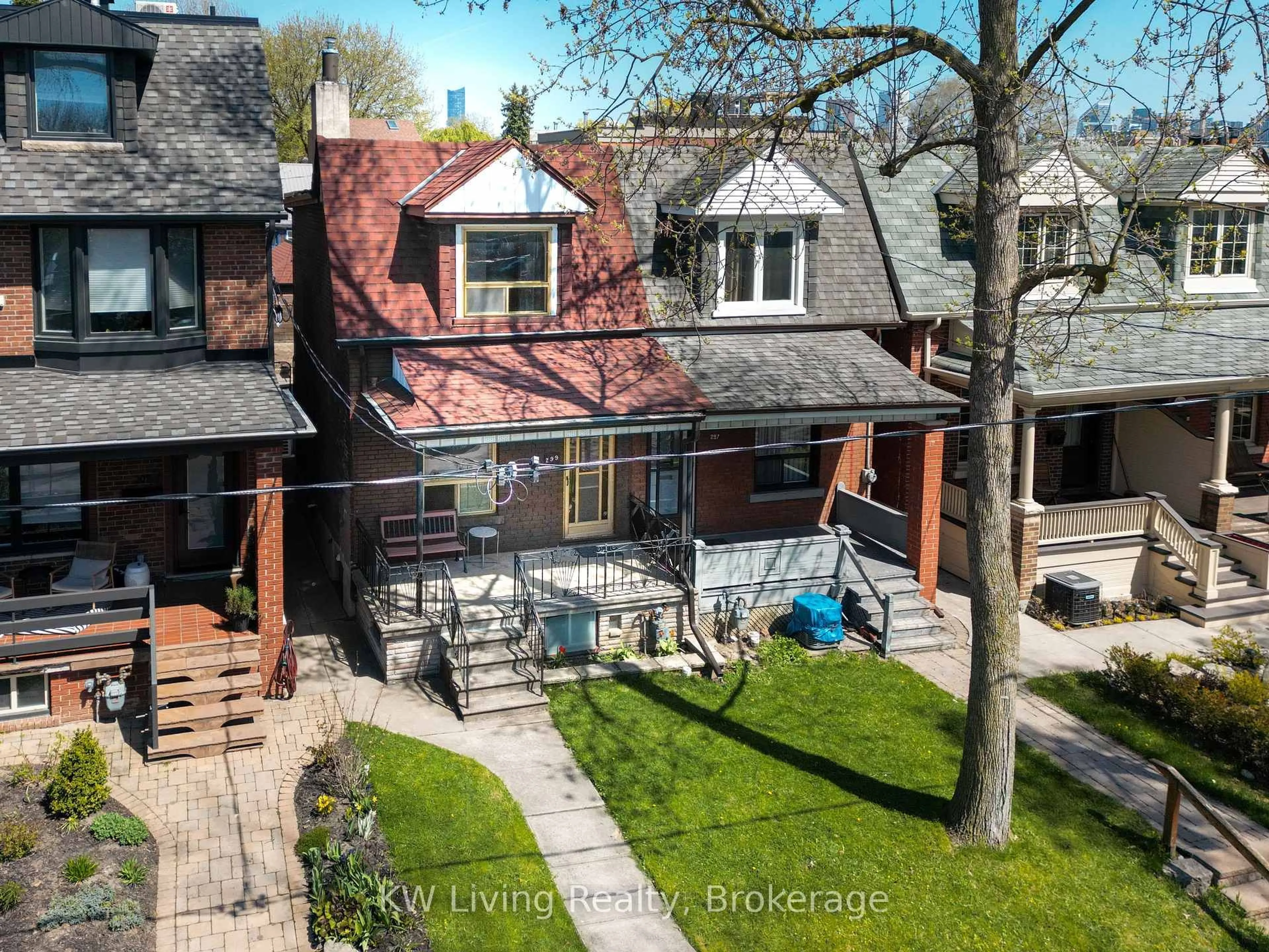 A pic from outside/outdoor area/front of a property/back of a property/a pic from drone, street for 299 Grace St, Toronto Ontario M6G 3A7