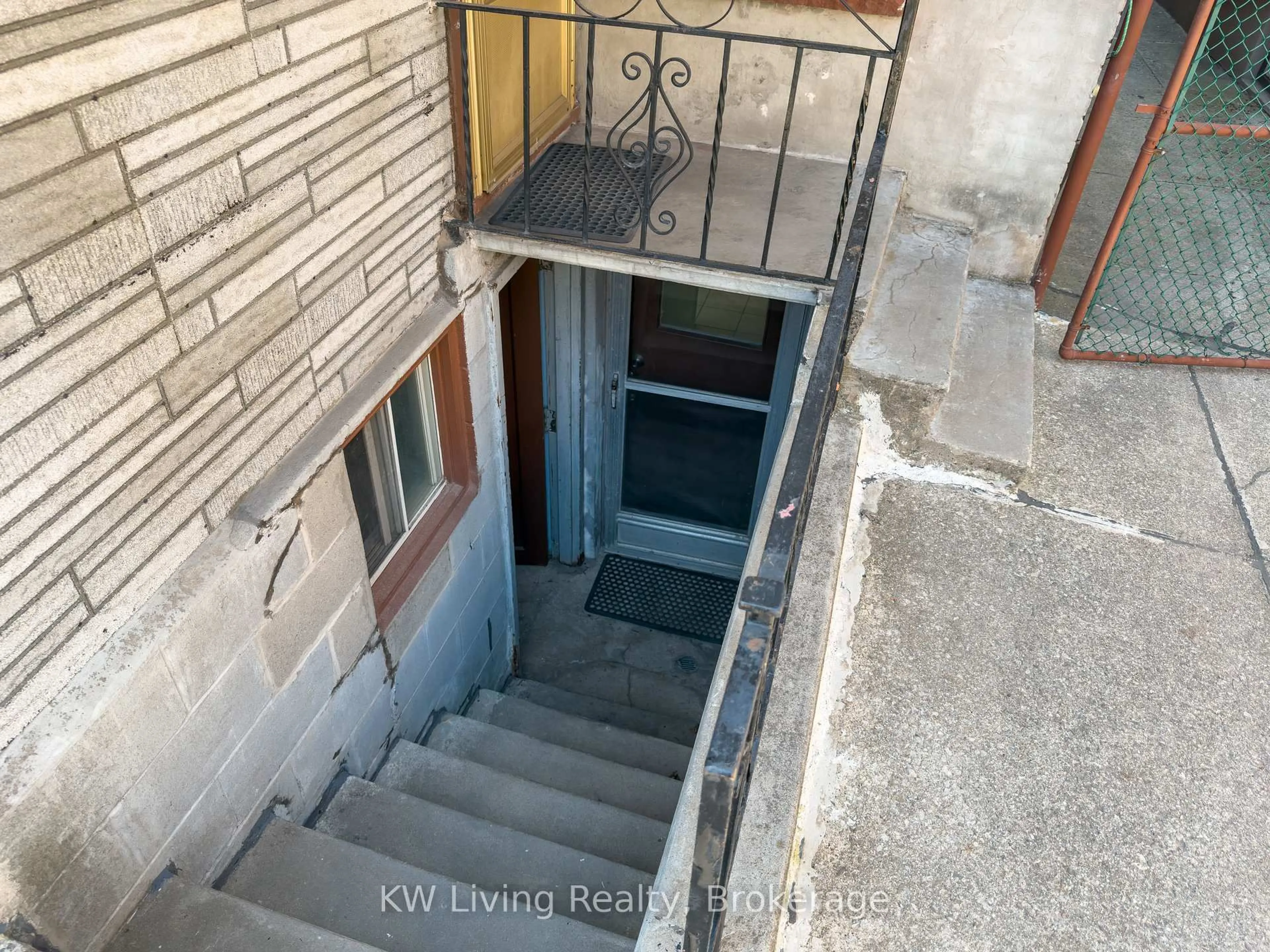 Unknown for 299 Grace St, Toronto Ontario M6G 3A7