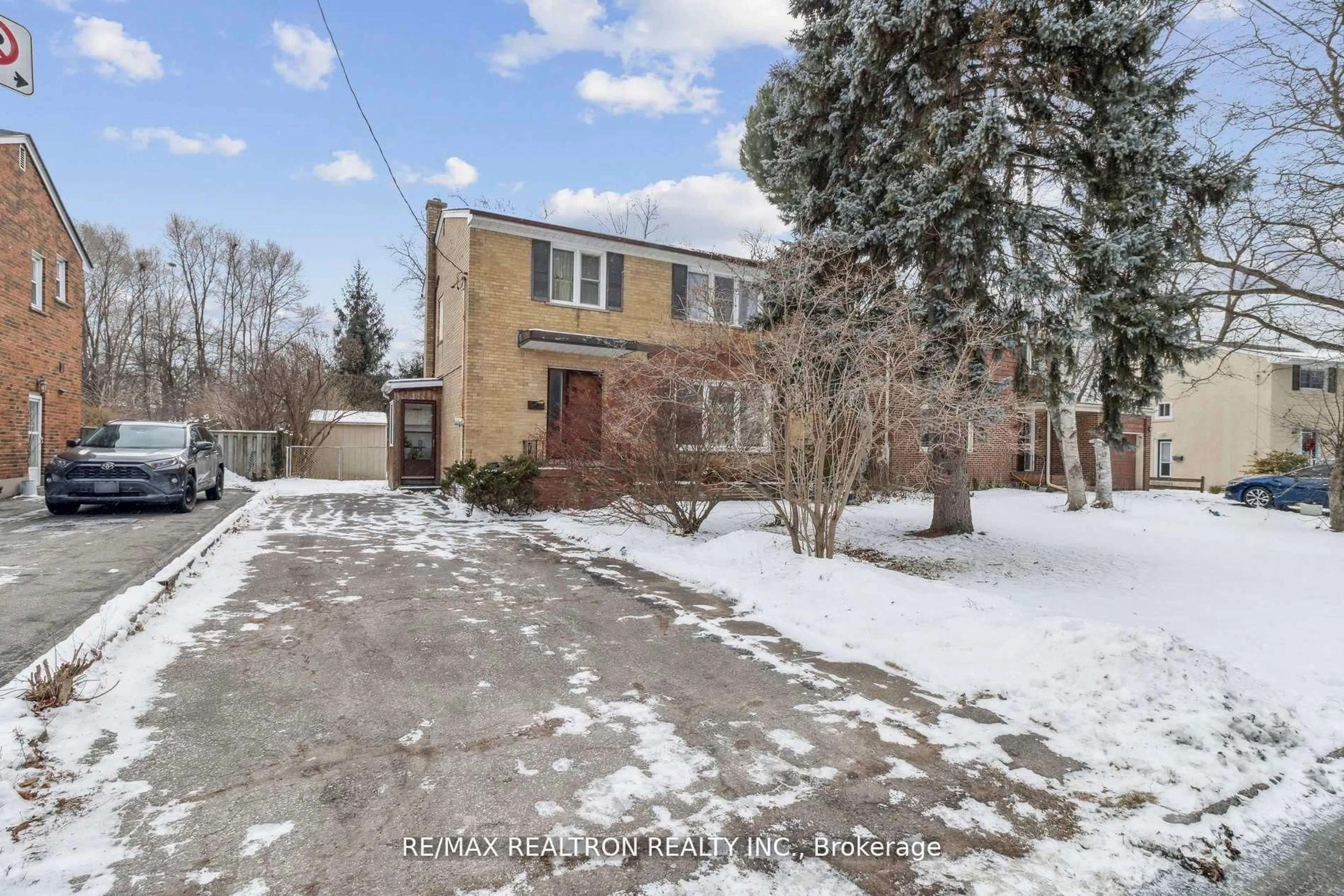 A pic from outside/outdoor area/front of a property/back of a property/a pic from drone, street for 139 Yorkview Dr, Toronto Ontario M2R 1K2