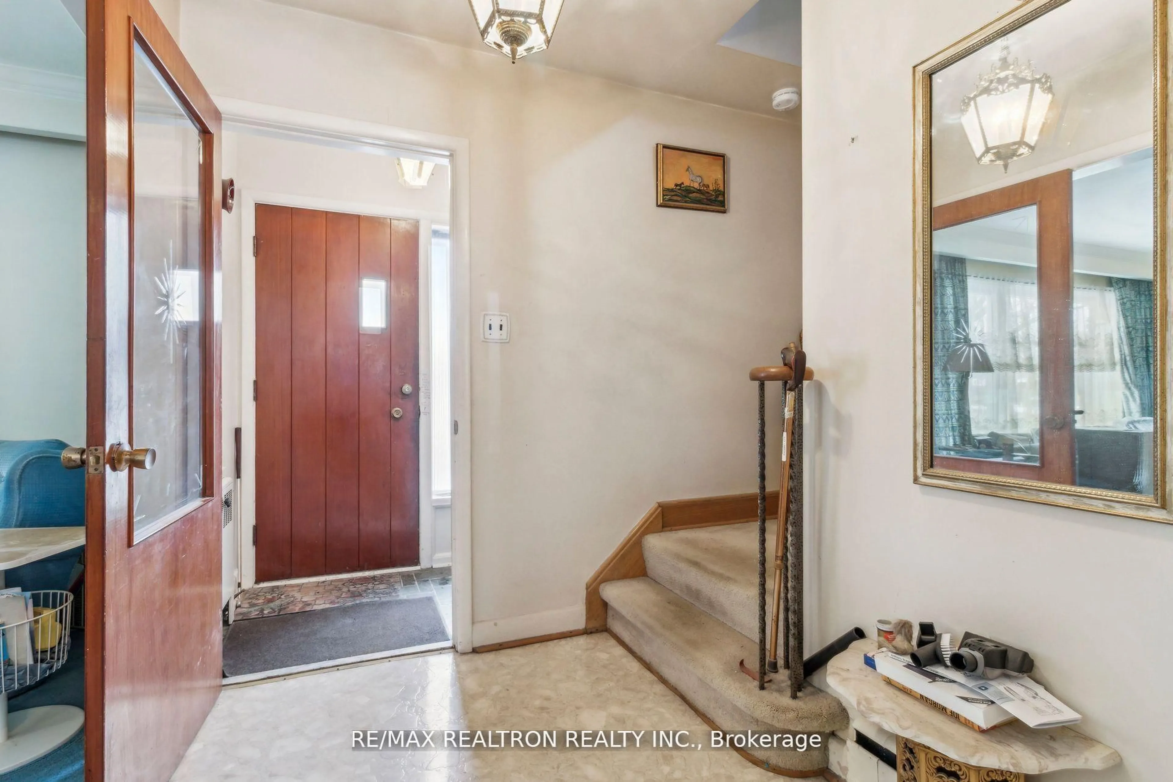 Indoor foyer for 139 Yorkview Dr, Toronto Ontario M2R 1K2