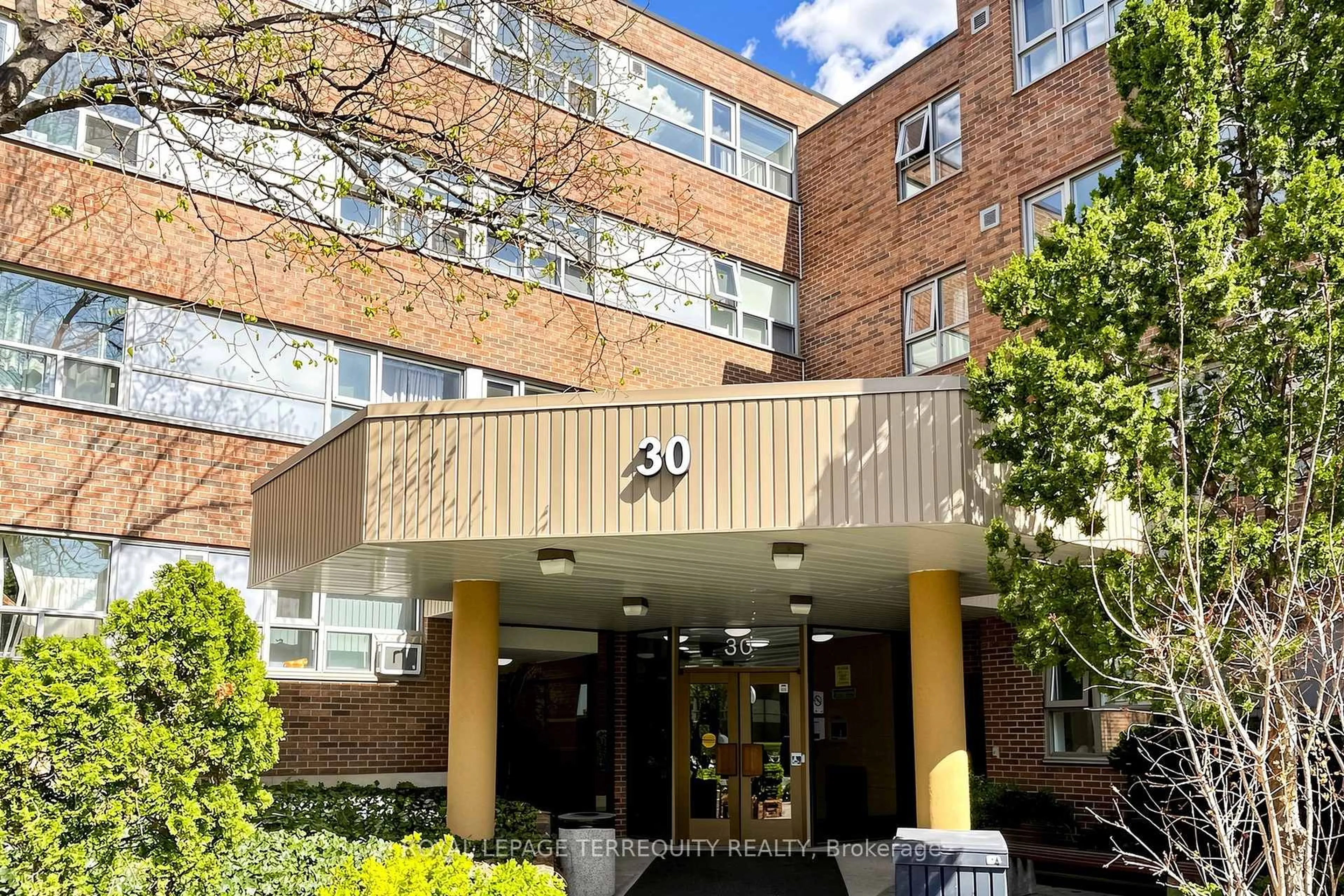 Indoor foyer for 30 Sunrise Ave #103, Toronto Ontario M4A 2R3