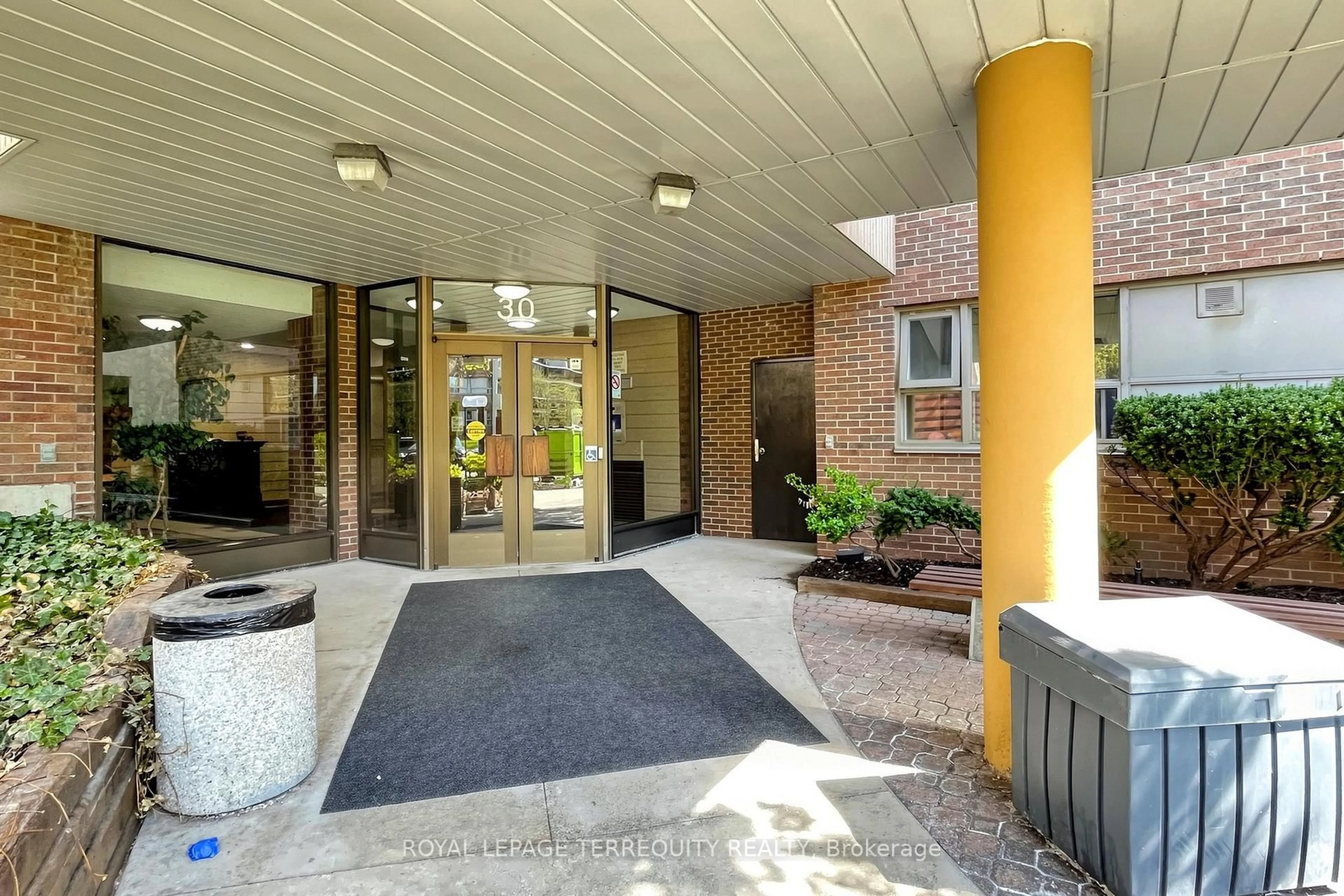 Indoor foyer for 30 Sunrise Ave #103, Toronto Ontario M4A 2R3
