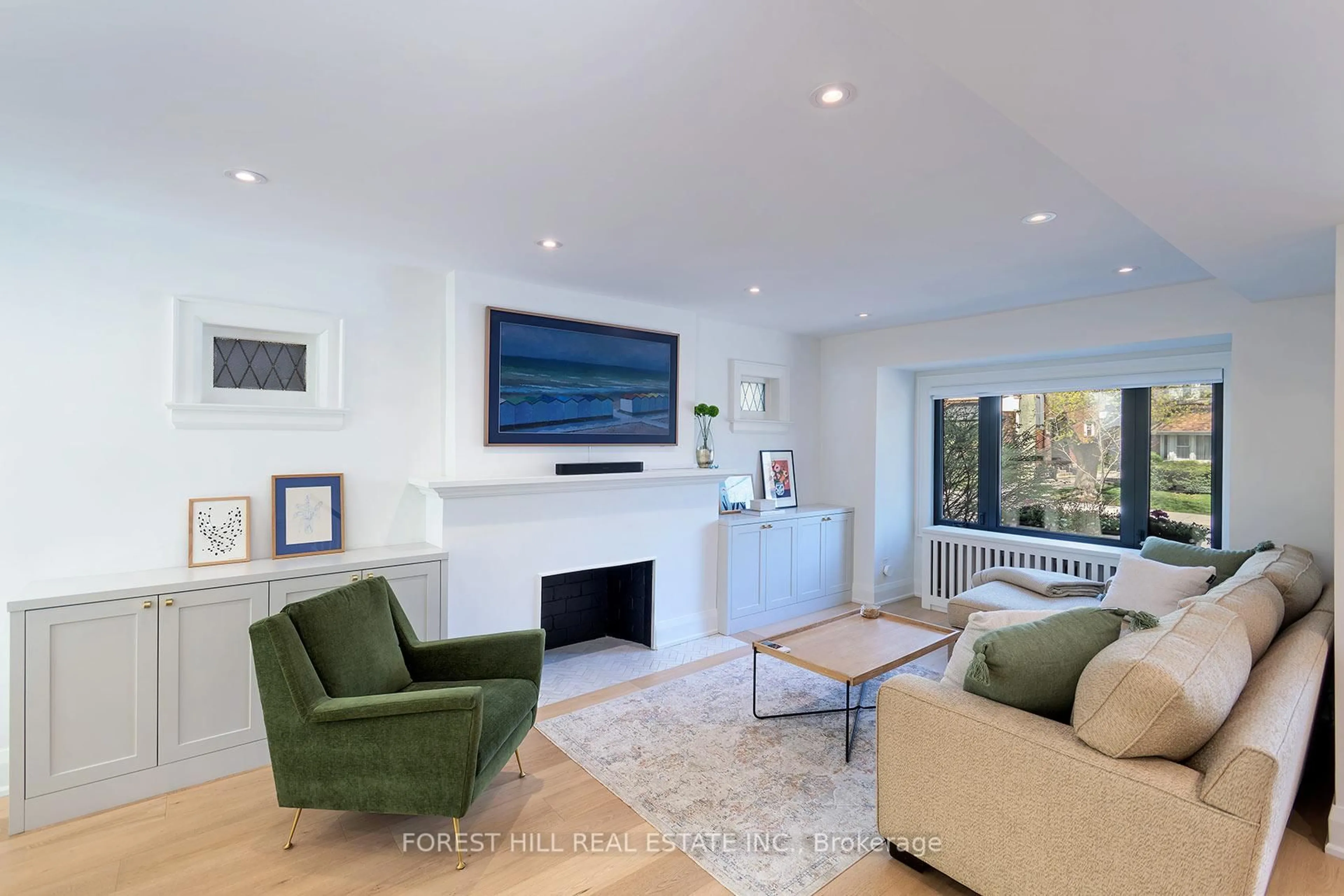 Living room with furniture, unknown for 85 Fairlawn Ave, Toronto Ontario M5M 1S6