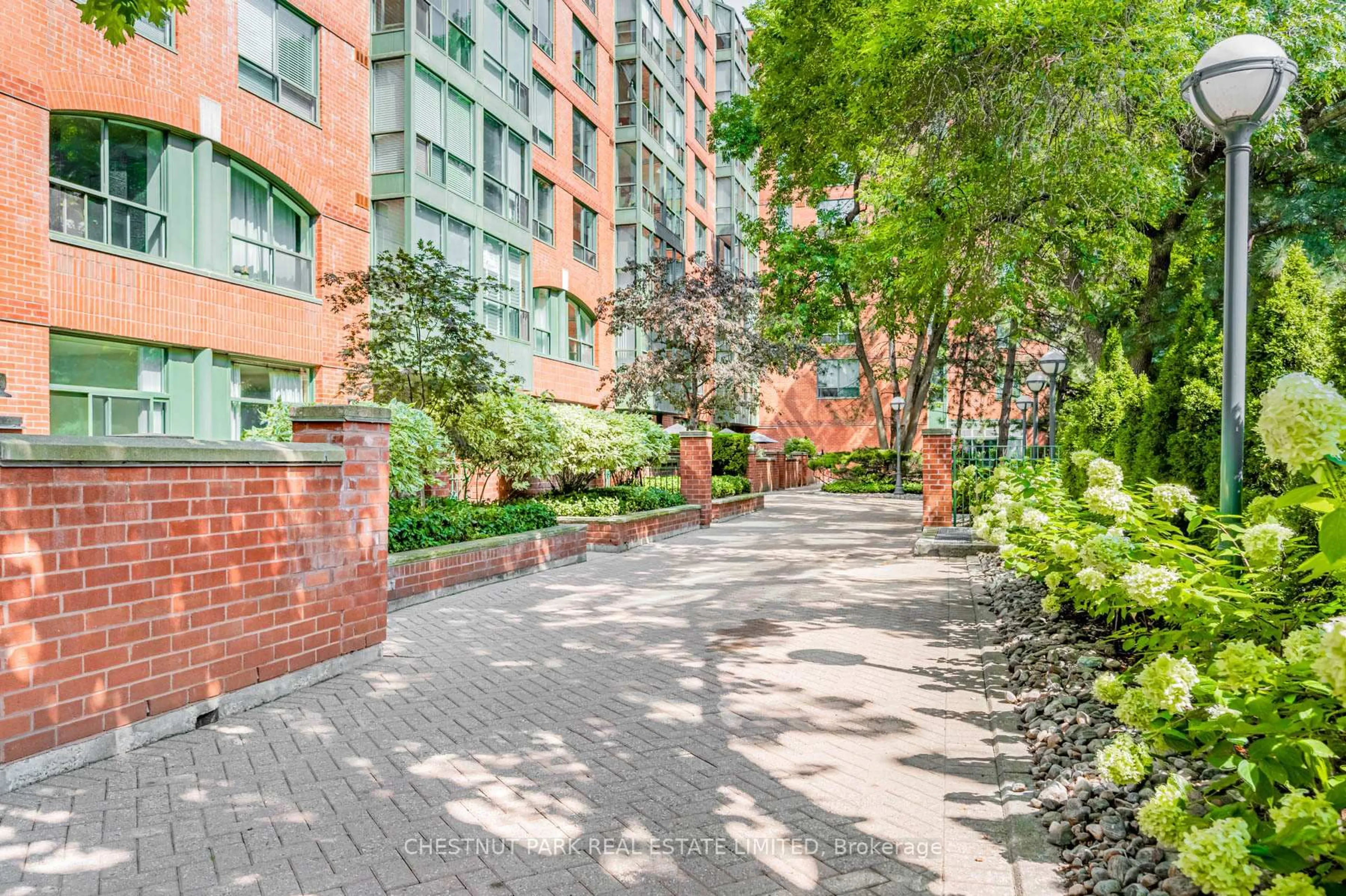 Patio, street for 95 Prince Arthur Ave #104, Toronto Ontario M5R 3P6