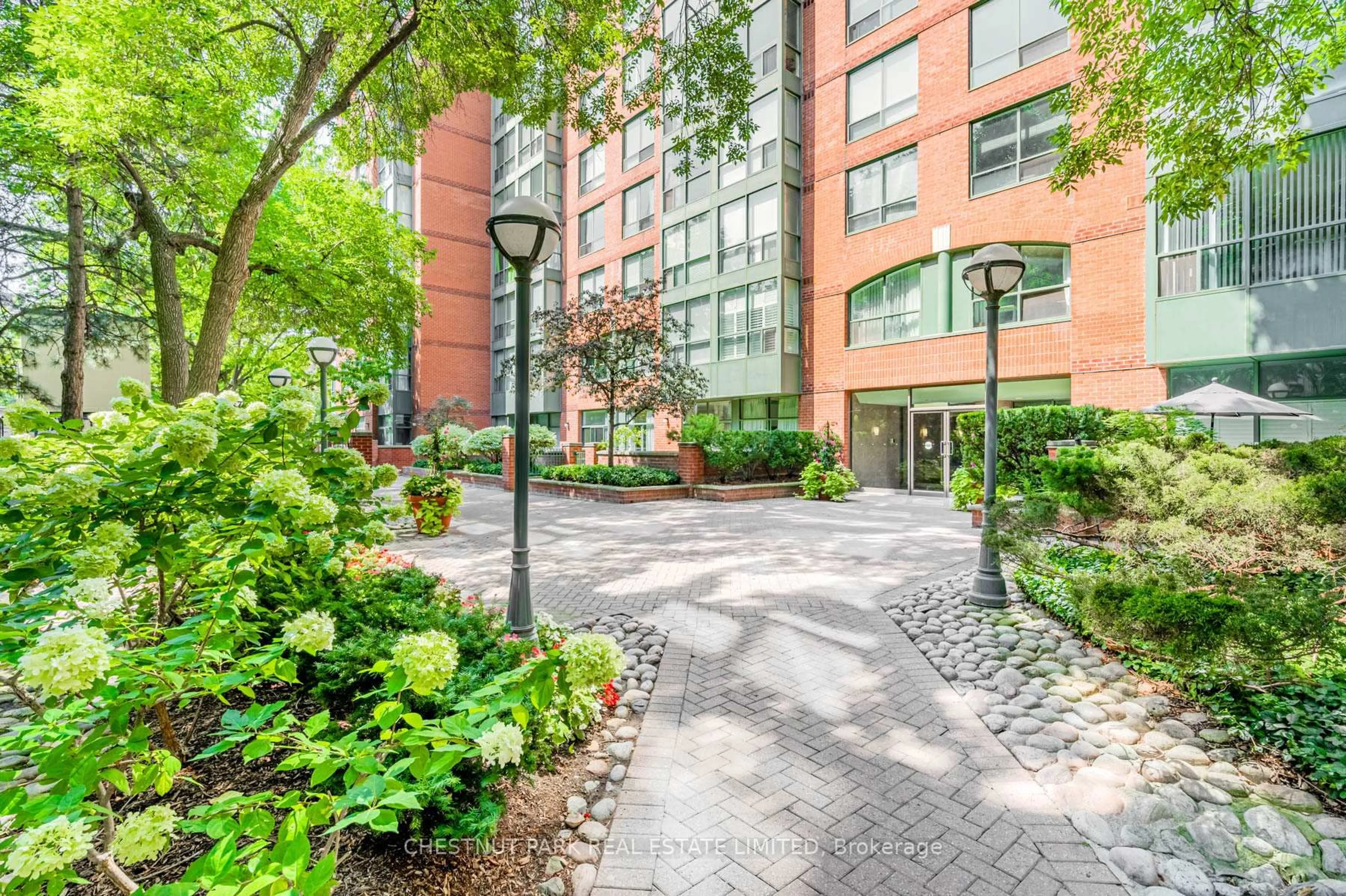 Patio, street for 95 Prince Arthur Ave #104, Toronto Ontario M5R 3P6