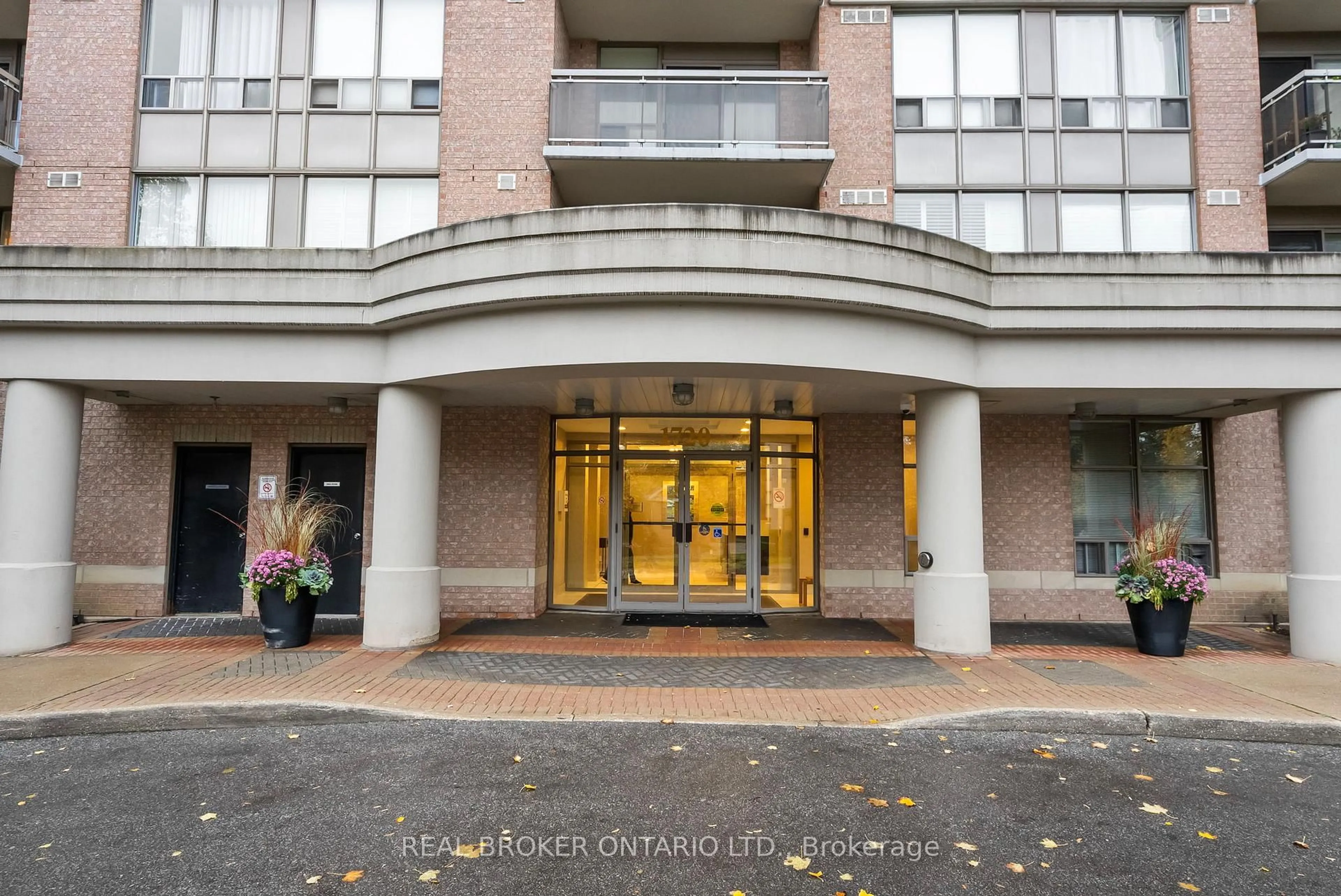 Indoor foyer for 1720 Eglinton Ave #601, Toronto Ontario M4A 2X8