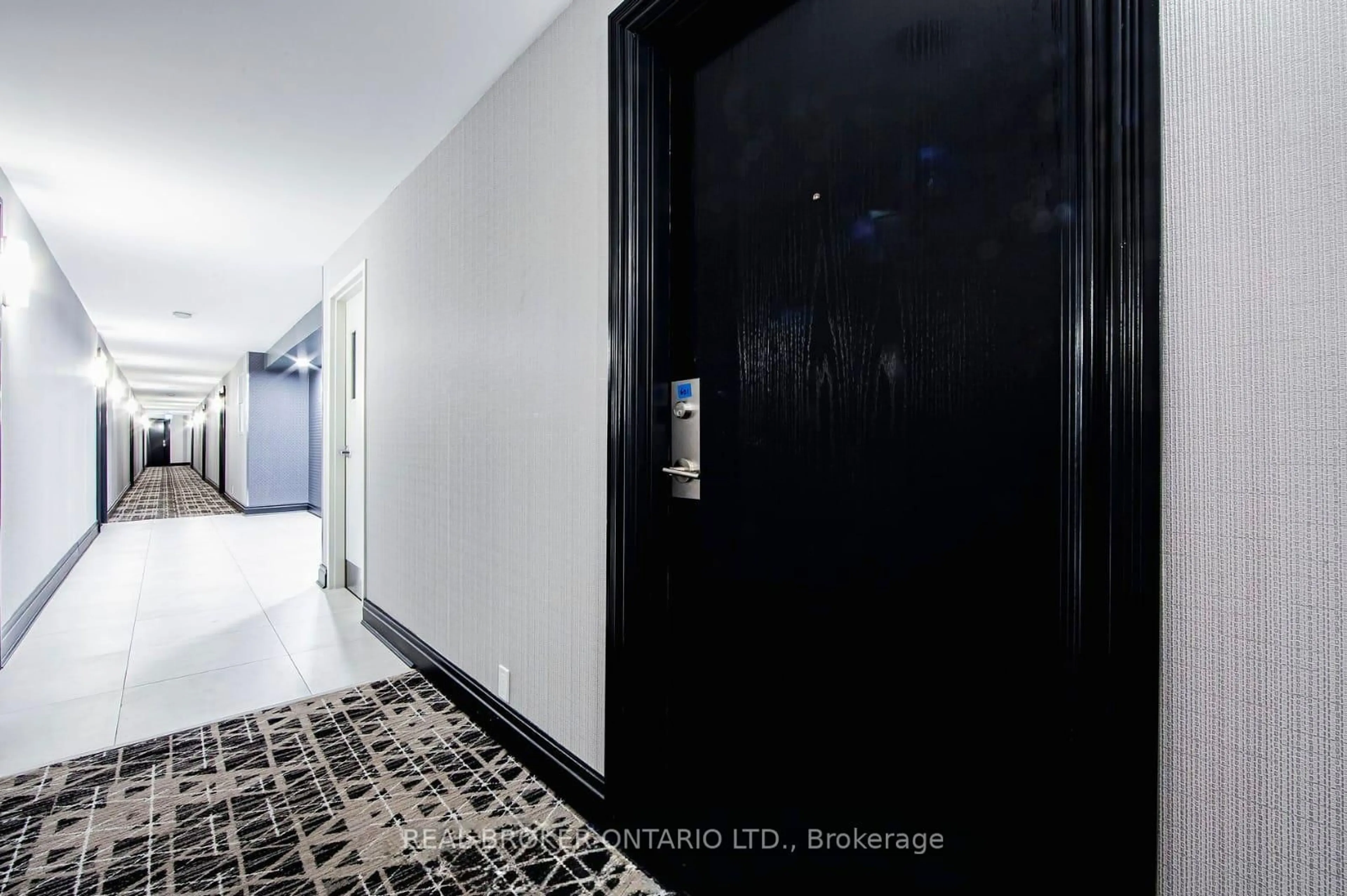 Indoor foyer for 1720 Eglinton Ave #601, Toronto Ontario M4A 2X8